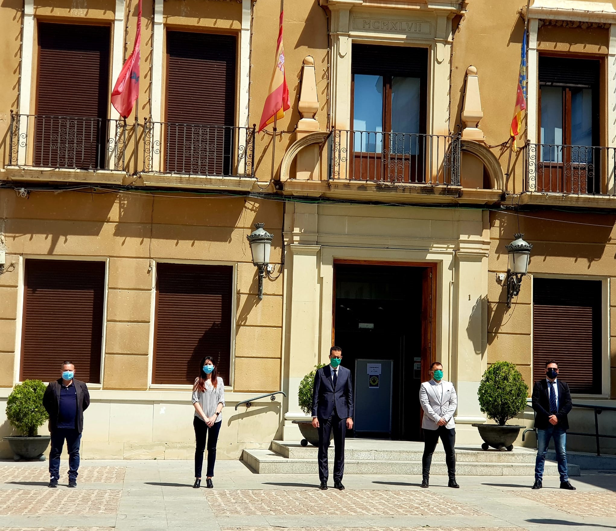 Los representantes de los grupos municipales se concentran ante el Ayuntamiento de Elda en memoria de los fallecidos por la pandemia