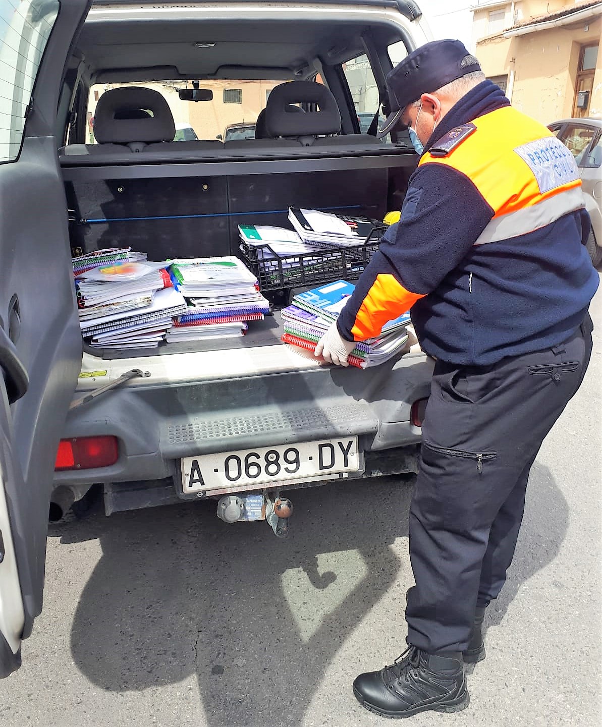 El Ayuntamiento de Elda ya ha repartido las tareas y el material escolar a más de 250 alumnos y alumnas de familias sin medios