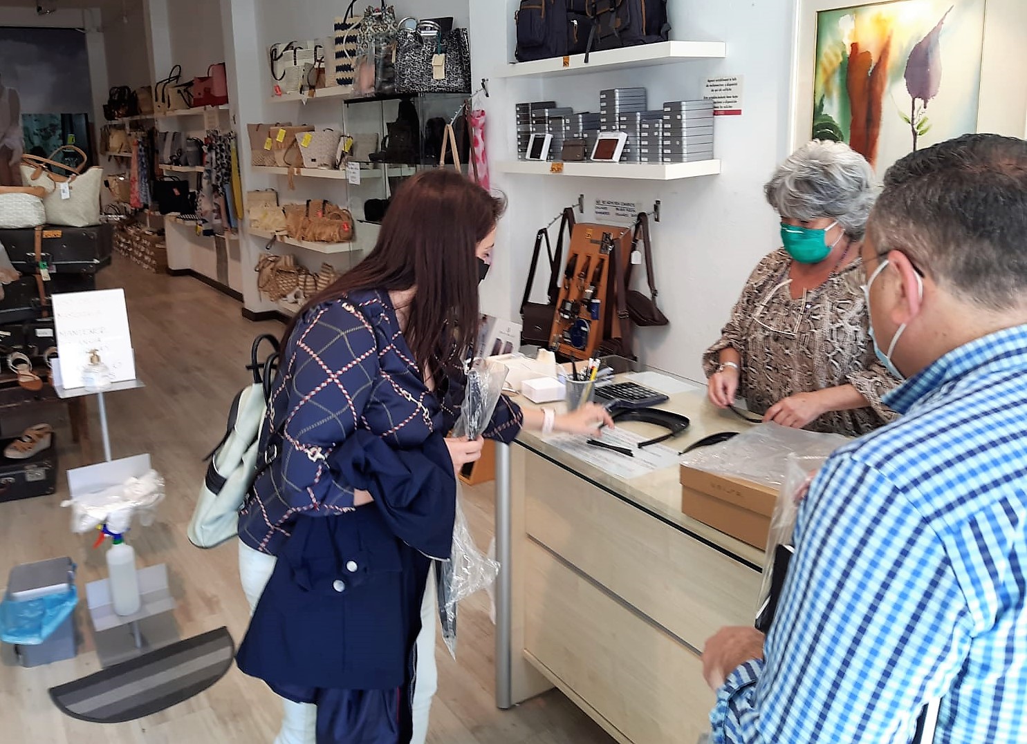 Comienza el reparto gratuito de 3.500 viseras protectoras entre todos los comercios de la ciudad