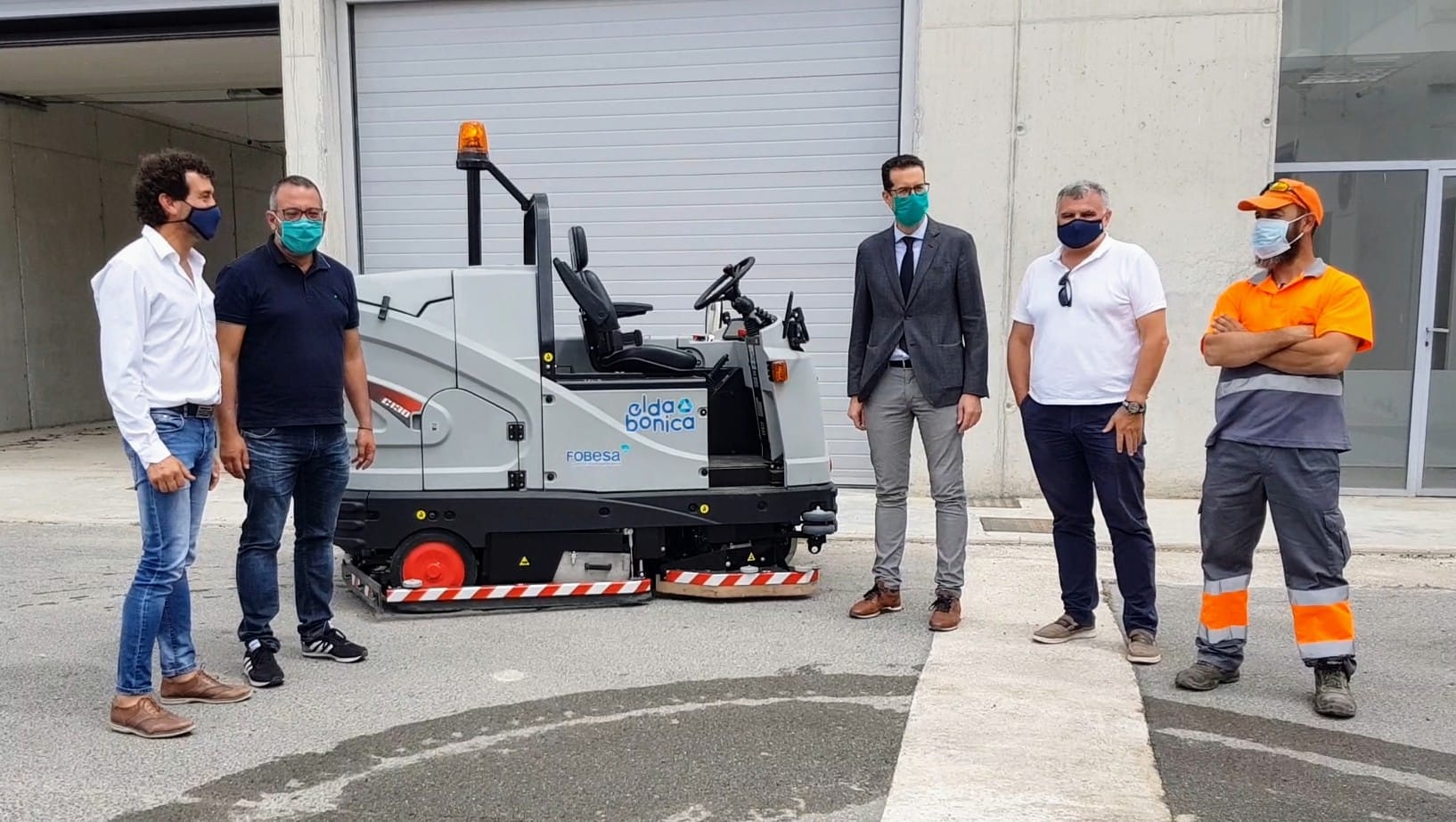 El Ayuntamiento de Elda y Fobesa refuerzan la limpieza y desinfección de la ciudad con nuevas rutas y con una fregadora eléctrica