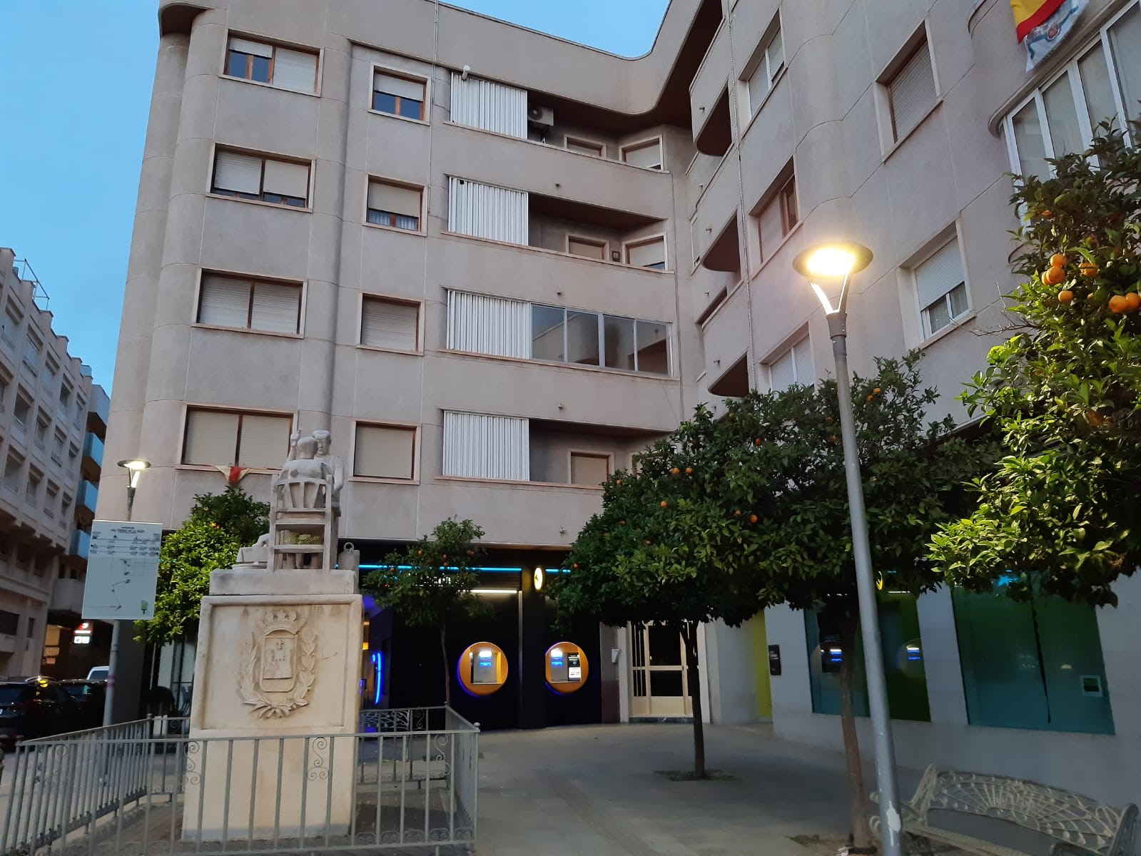 El Ayuntamiento de Elda renueva el alumbrado de la Plaza del Zapatero para mejorar la eficiencia energética y reducir el consumo