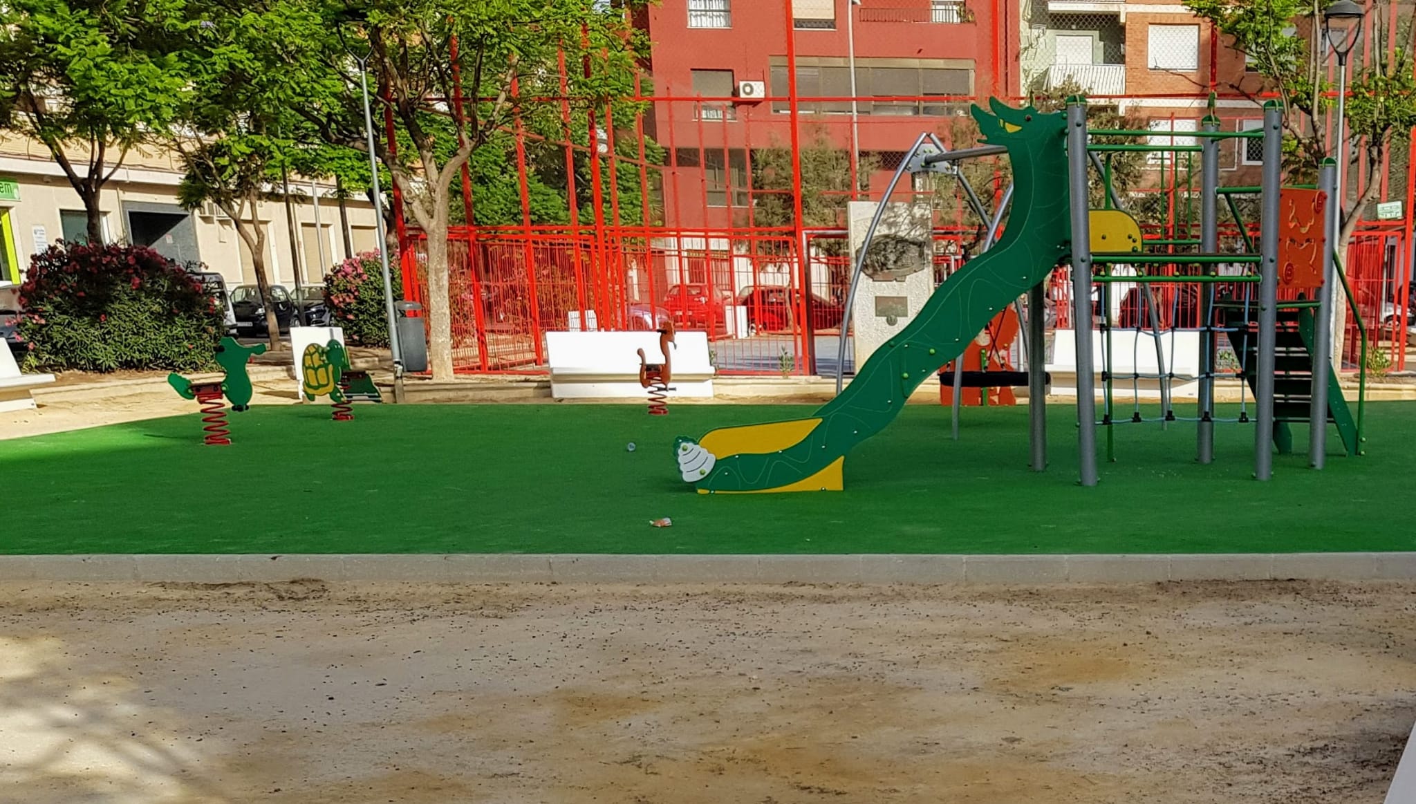 Los juegos infantiles de los parques públicos de Elda podrán volver a utilizarse a partir del sábado