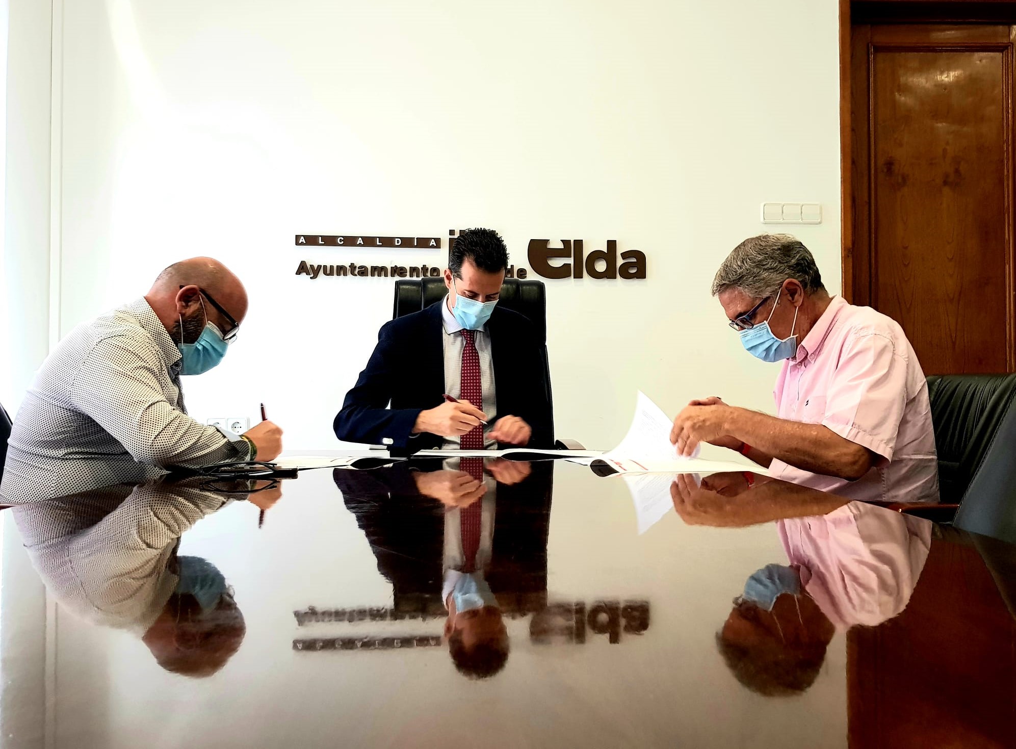 El Ayuntamiento de Elda firma el convenio de colaboración con el C.D. Eldense que incluye una subvención de 50.000 euros