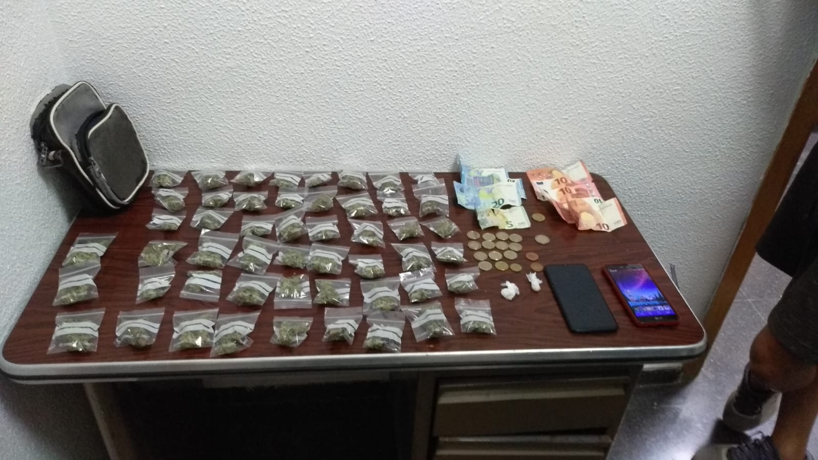 La Policía Local de Elda detiene al conductor de un ciclomotor con medio centenar de bolsitas de marihuana listas para su venta