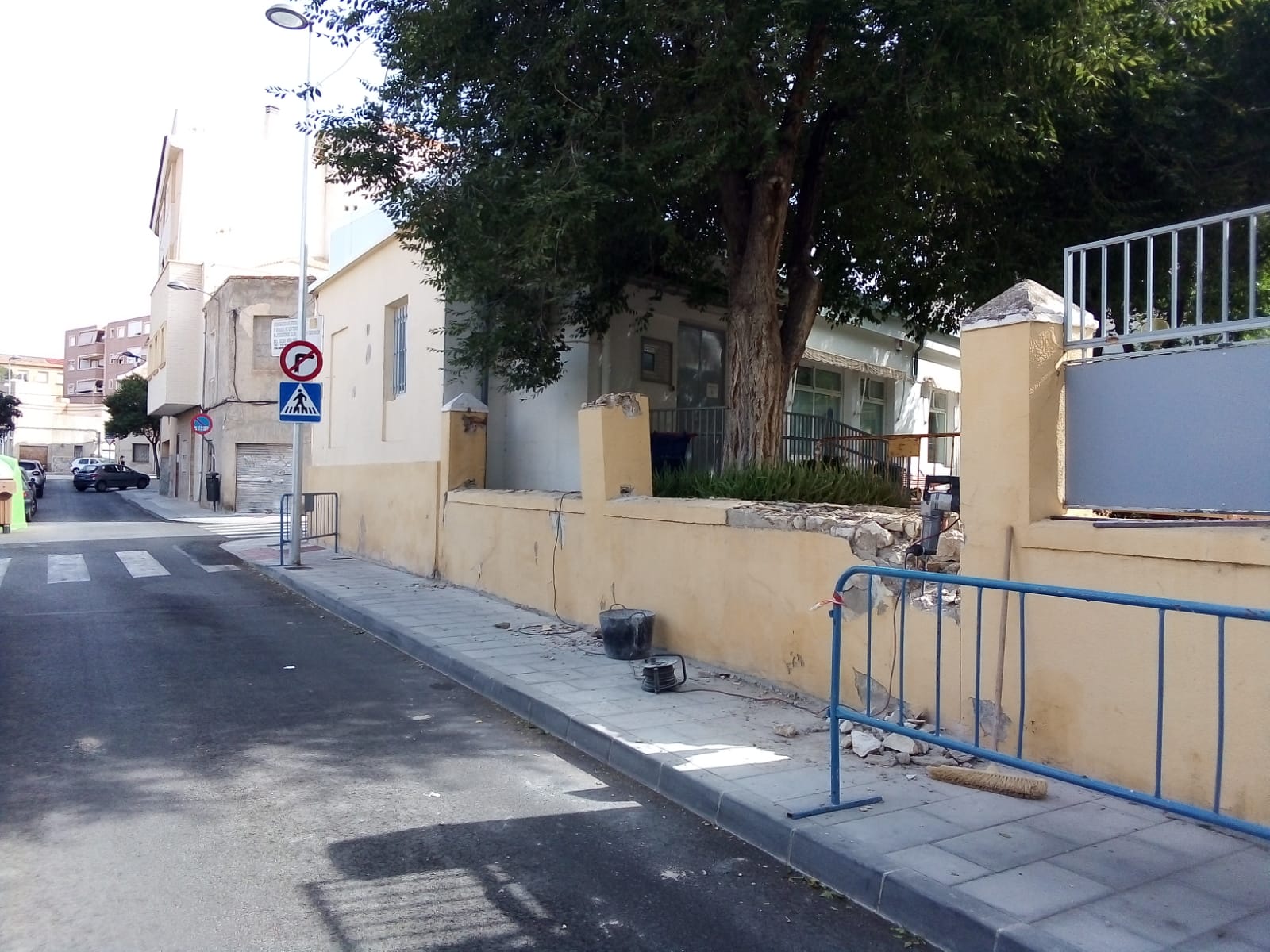 El Ayuntamiento de Elda reforma el muro de la calle Ramón Nocedal para aumentar la seguridad de los usuarios de la asociación de Alzheimer