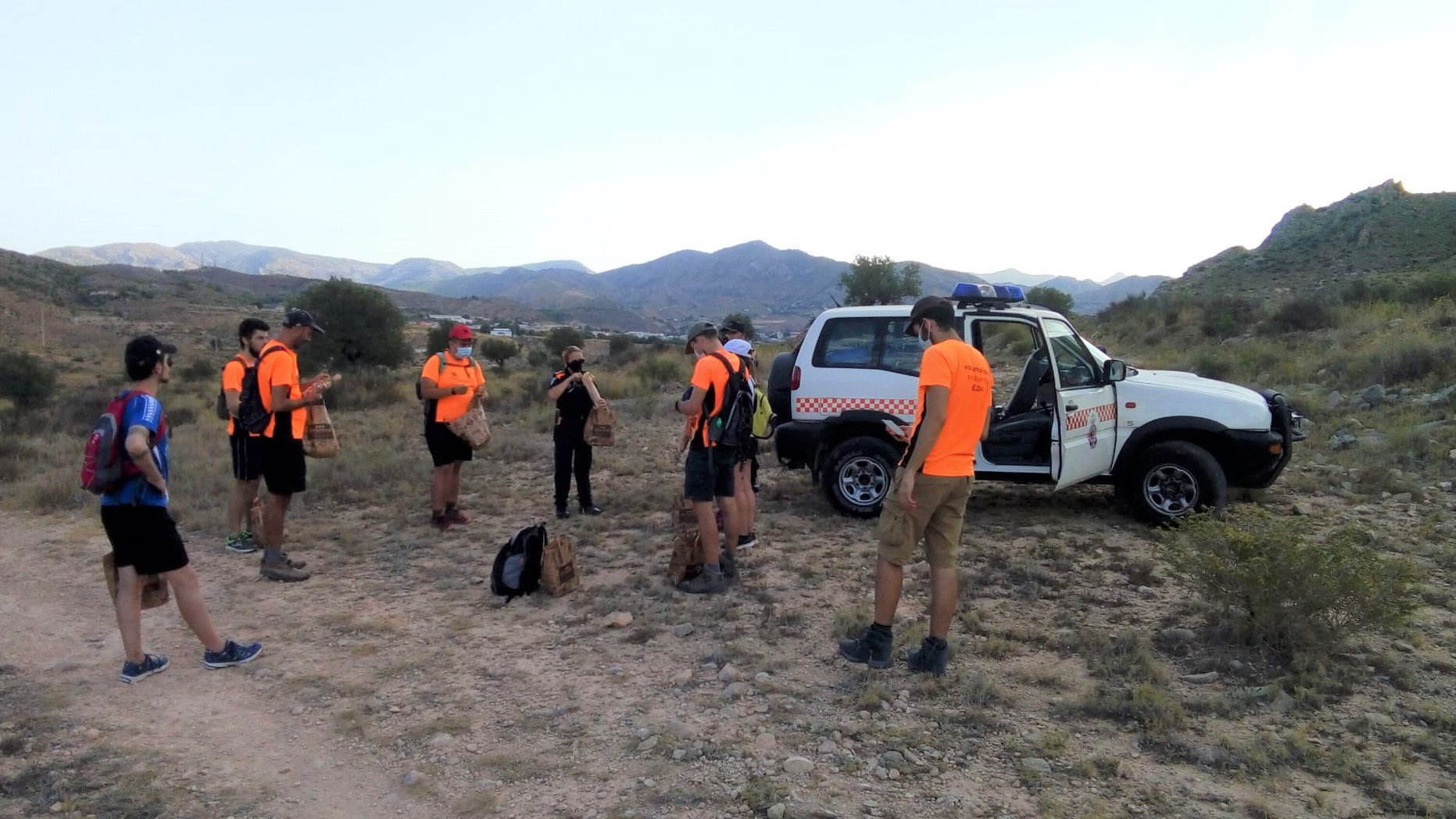 El voluntariado ambiental de Elda continúa su actividad en agosto con la prevención de incendios forestales como objetivo principal