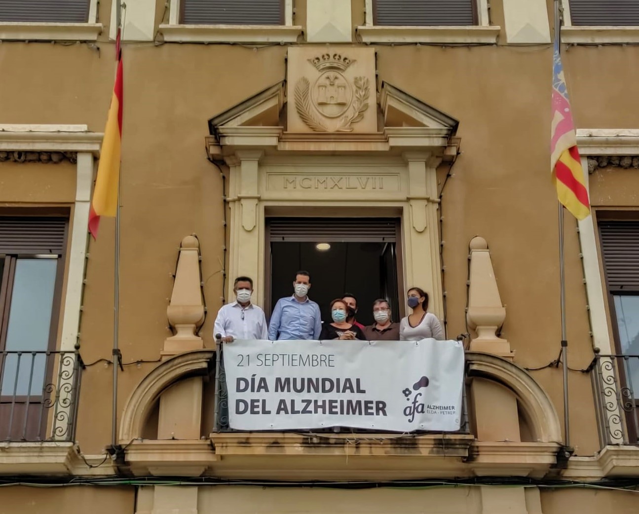 El Ayuntamiento de Elda se suma a los actos del Día Mundial del Alzheimer con la colocación de una pancarta en el balcón consistorial