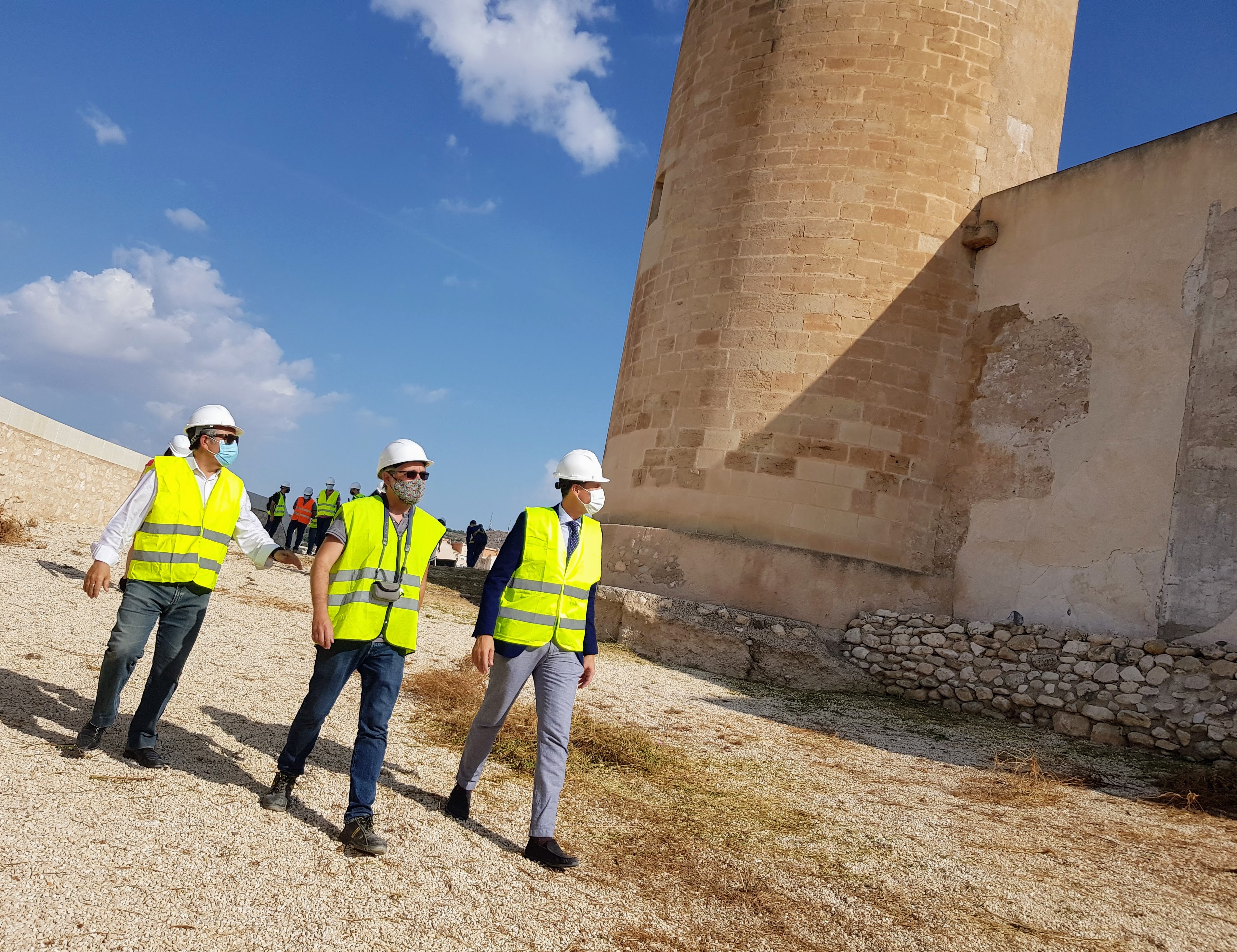 El Ayuntamiento de Elda reinicia los trabajos de rehabilitación del Castillo y adjudica las obras de recuperación de la puerta del antemural