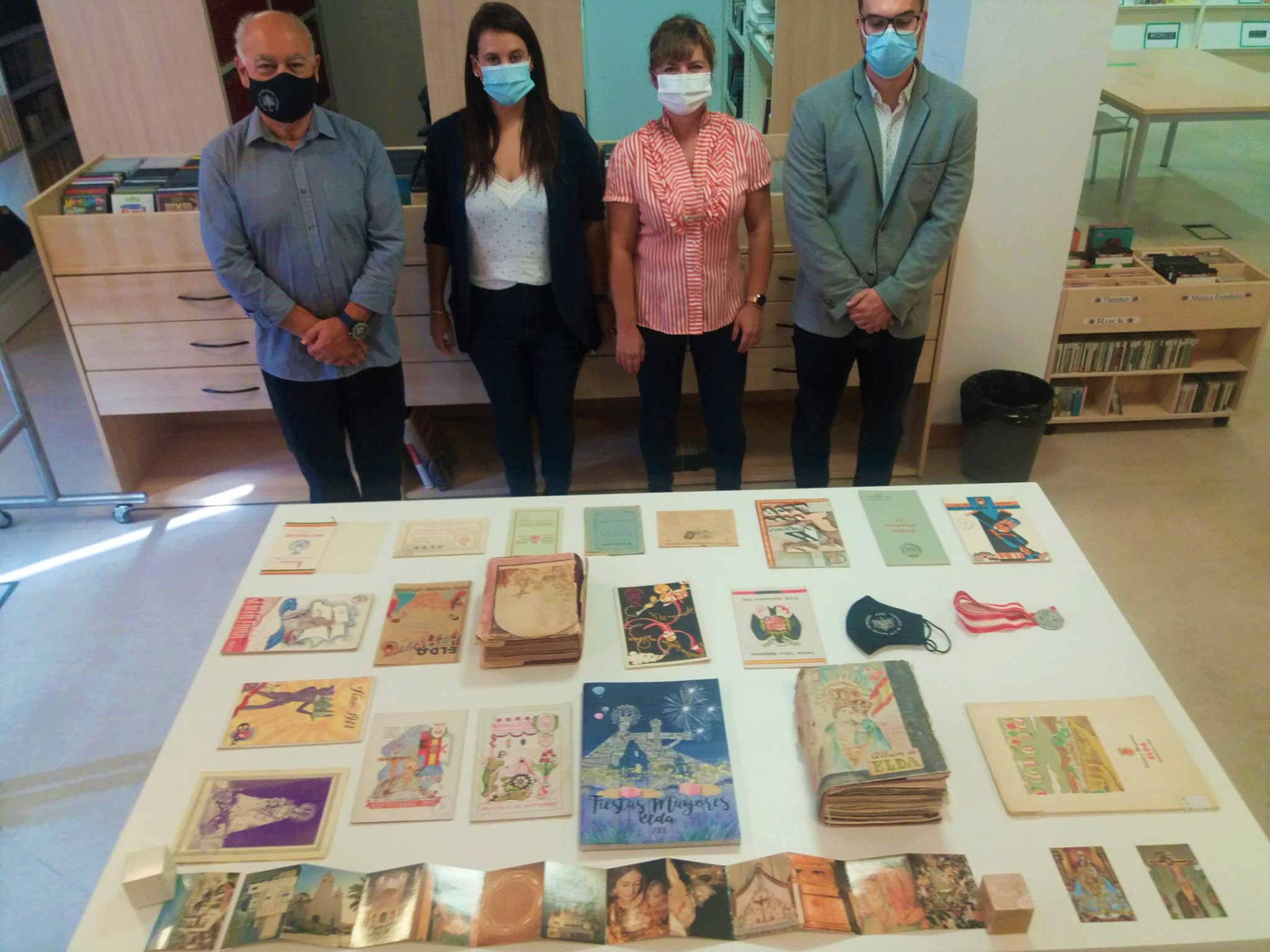 La Concejalía de Cultura expone en la Biblioteca Municipal una veintena de programas históricos de las Fiestas Mayores