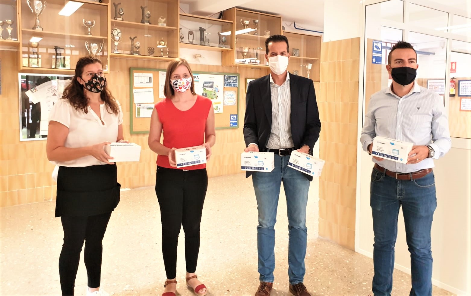 El Ayuntamiento de Elda comienza la distribución de 14.000 mascarillas en 22 centros educativos de la ciudad