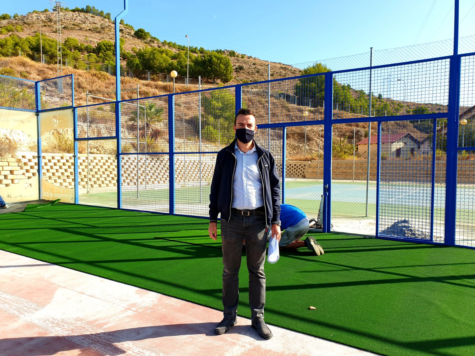 Deportes ultima la sustitución del césped artificial de las dos pistas de pádel del Complejo Deportivo de San Crispín