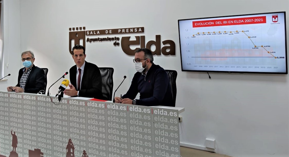 El Ayuntamiento de Elda rebaja el tipo impositivo del IBI, suprime la tasa de terrazas para 2021 y congela el resto de impuestos