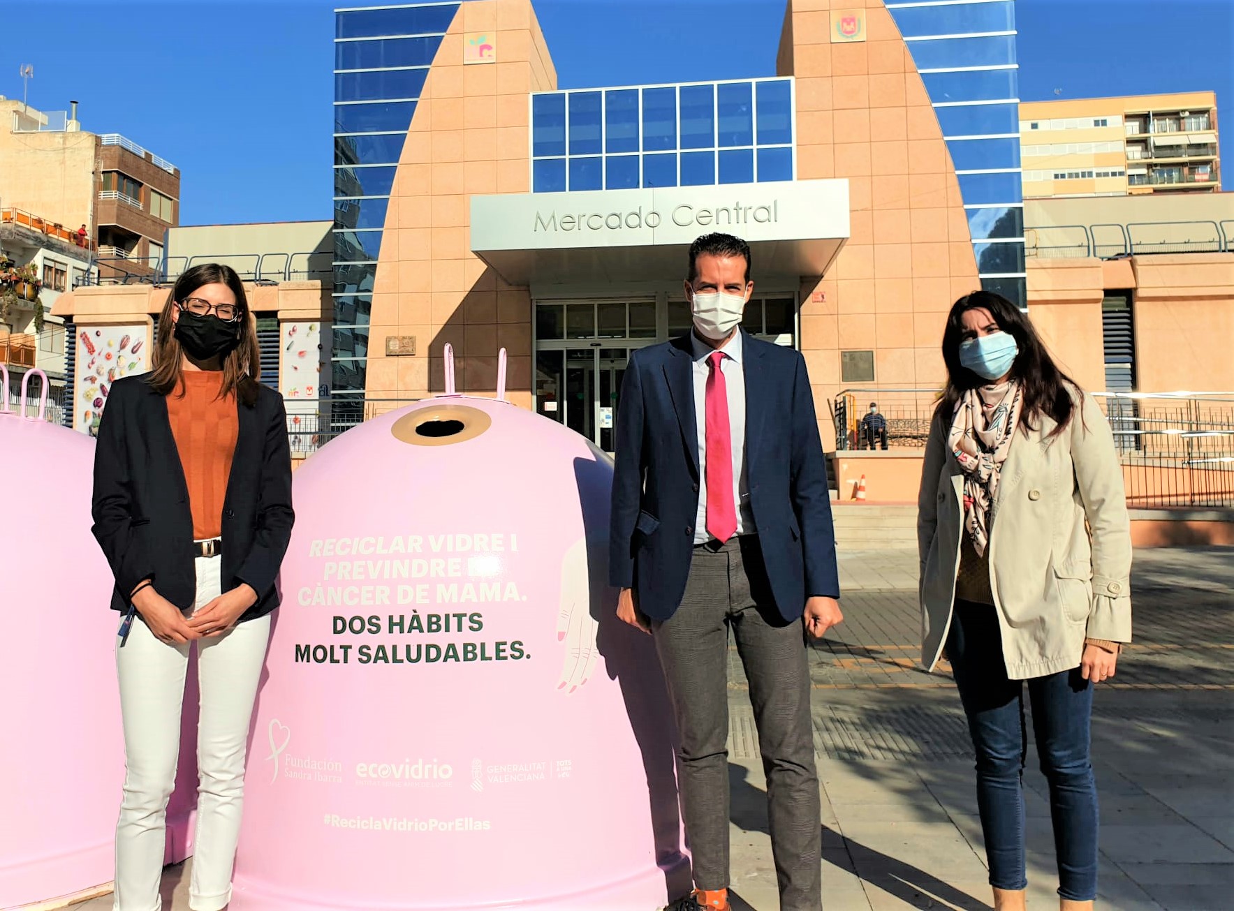 El Ayuntamiento de Elda y Ecovidrio se suman al Día Mundial contra el Cáncer de Mama con la campaña ‘Recicla vidrio con ellas’