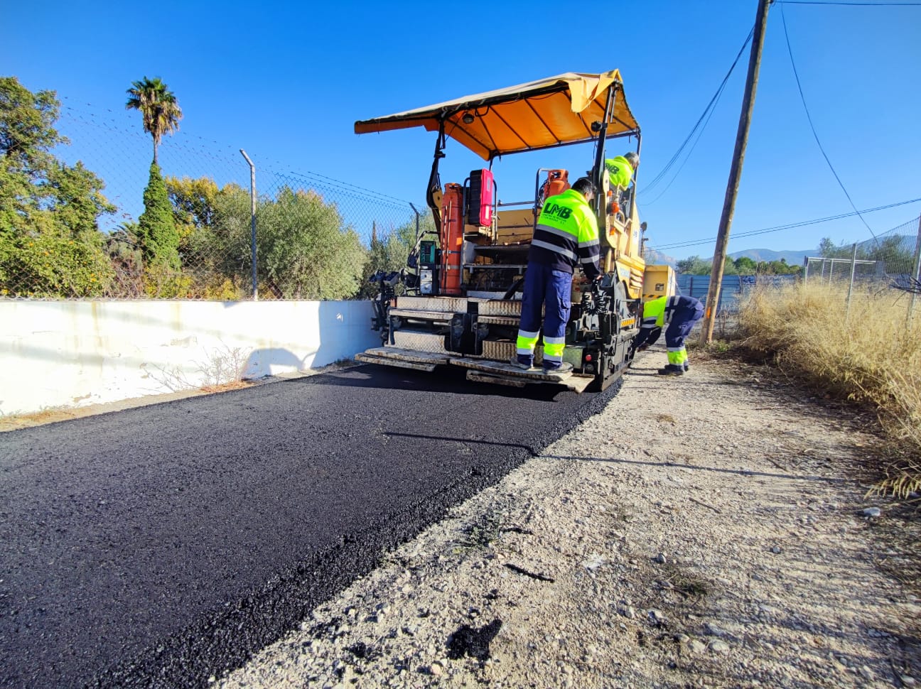 El Ayuntamiento de Elda repara y repavimenta el asfalto de la partida del Melik para mejorar los accesos de más de 30 viviendas