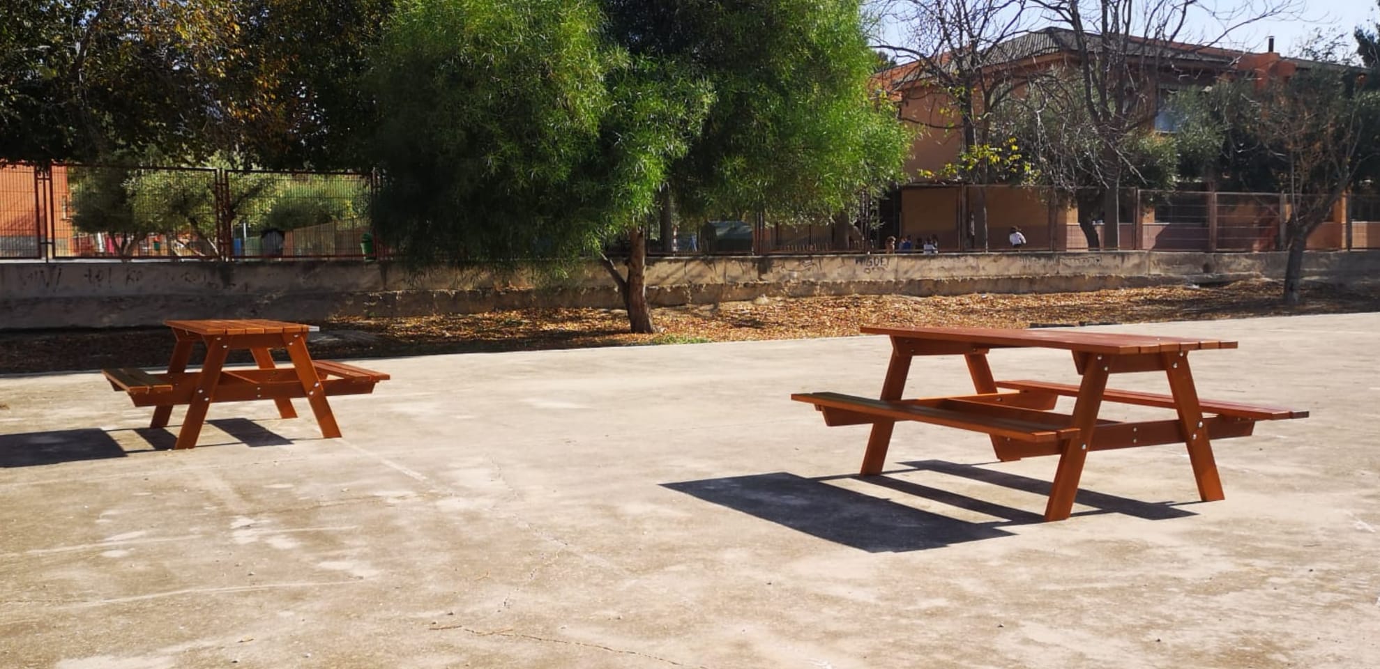 El Ayuntamiento de Elda instala bancos y mesas en el exterior de los colegios para aumentar los recursos educativos en la lucha contra el COVID-19