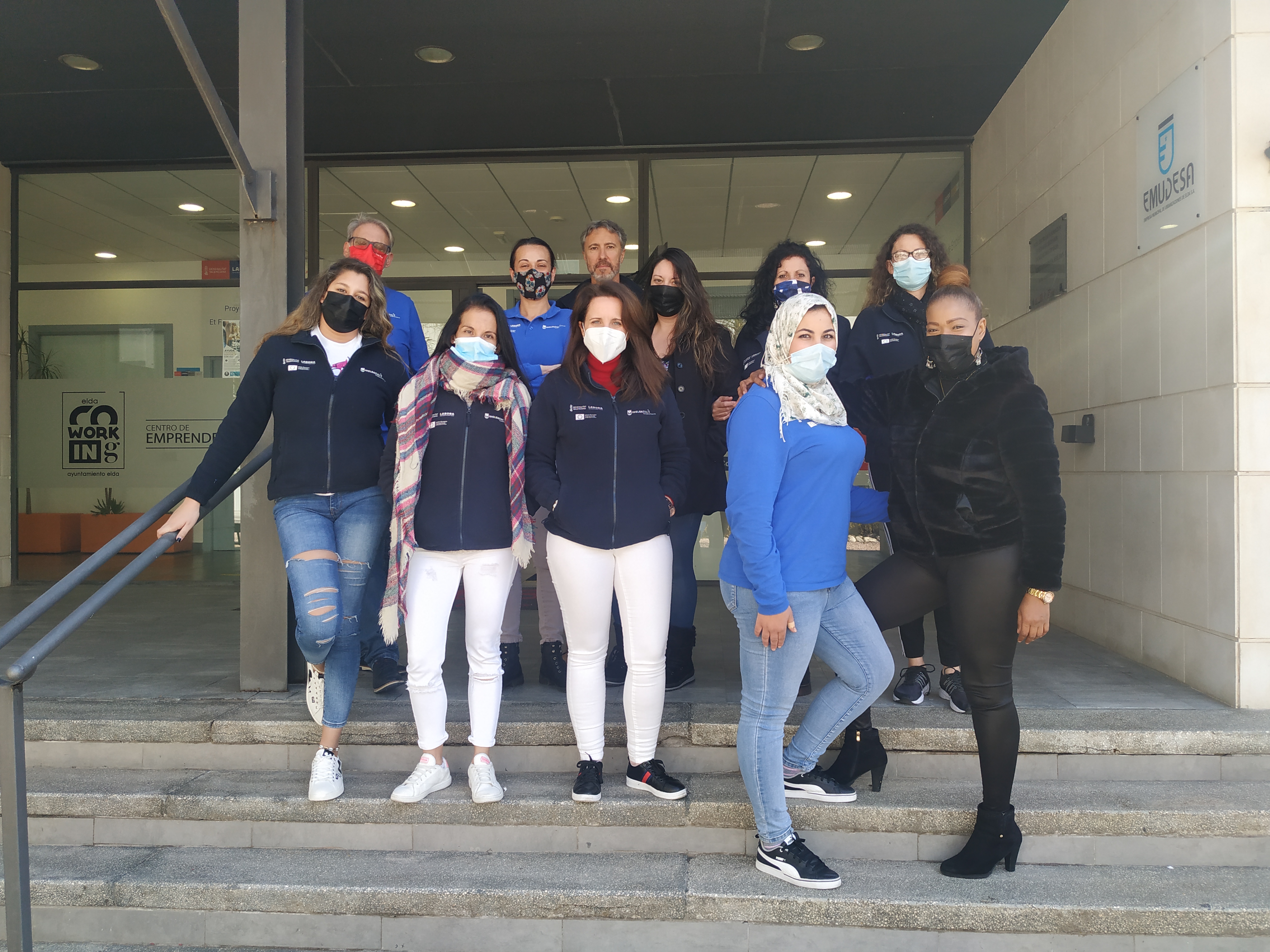 El alumnado del programa ‘Et Formem’ completa su formación y recibe un certificado profesional como auxiliares administrativos