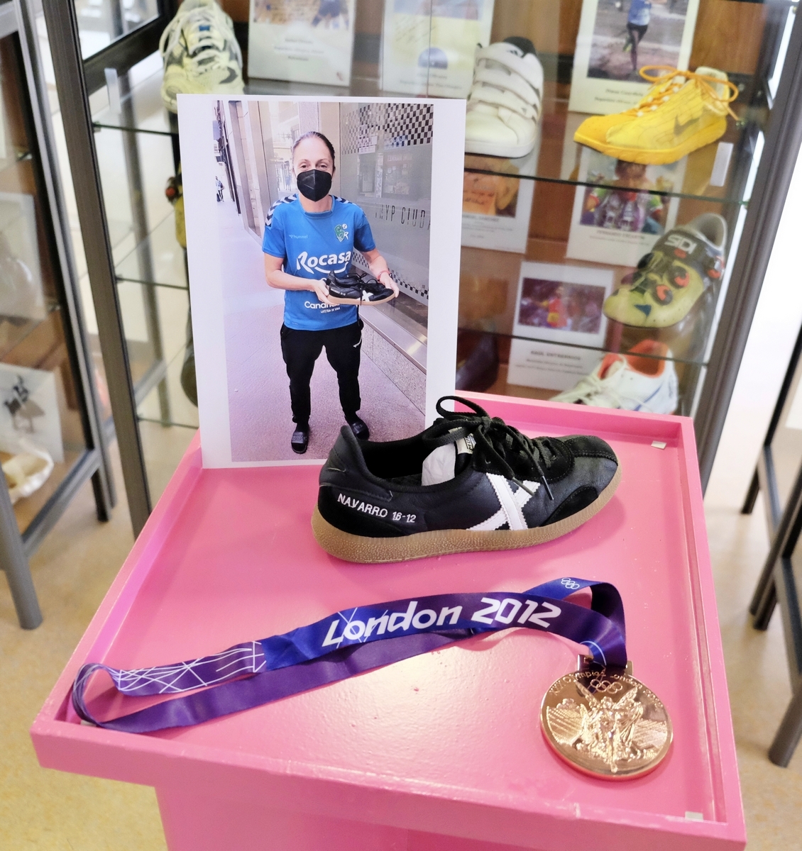 La jugadora de balonmano, Silvia Navarro, dona unas zapatillas al Museo del Calzado