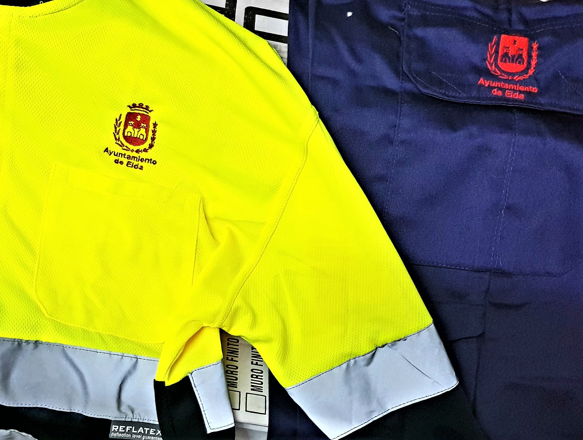 El Ayuntamiento de Elda adjudica a una empresa local el suministro del vestuario laboral de la plantilla municipal