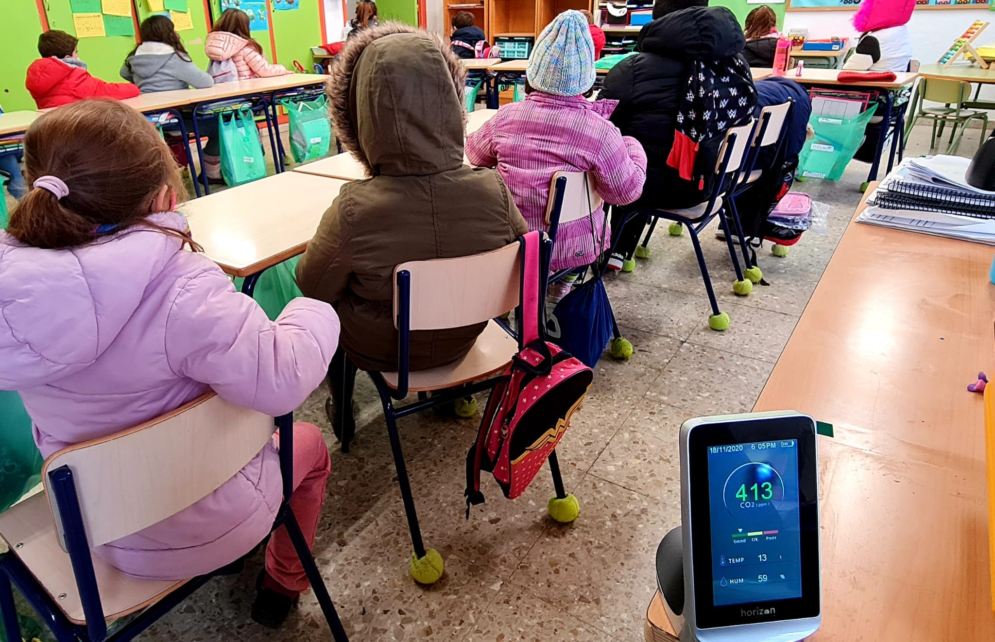 El Ayuntamiento de Elda completa la instalación de 374 purificadores de aire y detectores de nivel de CO2 en los centros  educativos de la ciudad