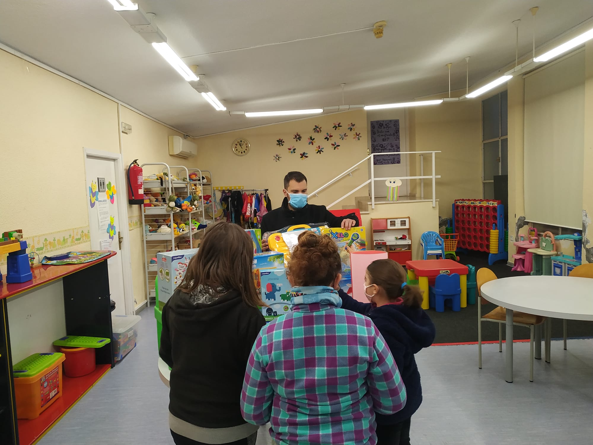 Los Reyes Magos también pasaron por la Ludoteca Gloria Fuertes para dejar juguetes para los niños y niñas