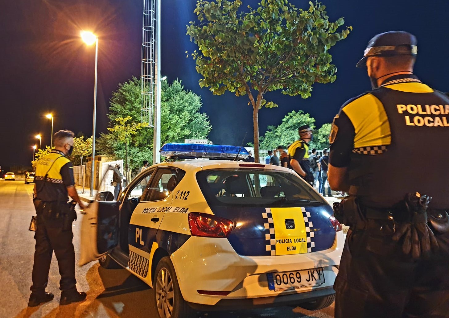 La Policía Local de Elda desaloja una fiesta ilegal en un piso alquilado en la que participaban 36 jóvenes, algunos de ellos menores de edad