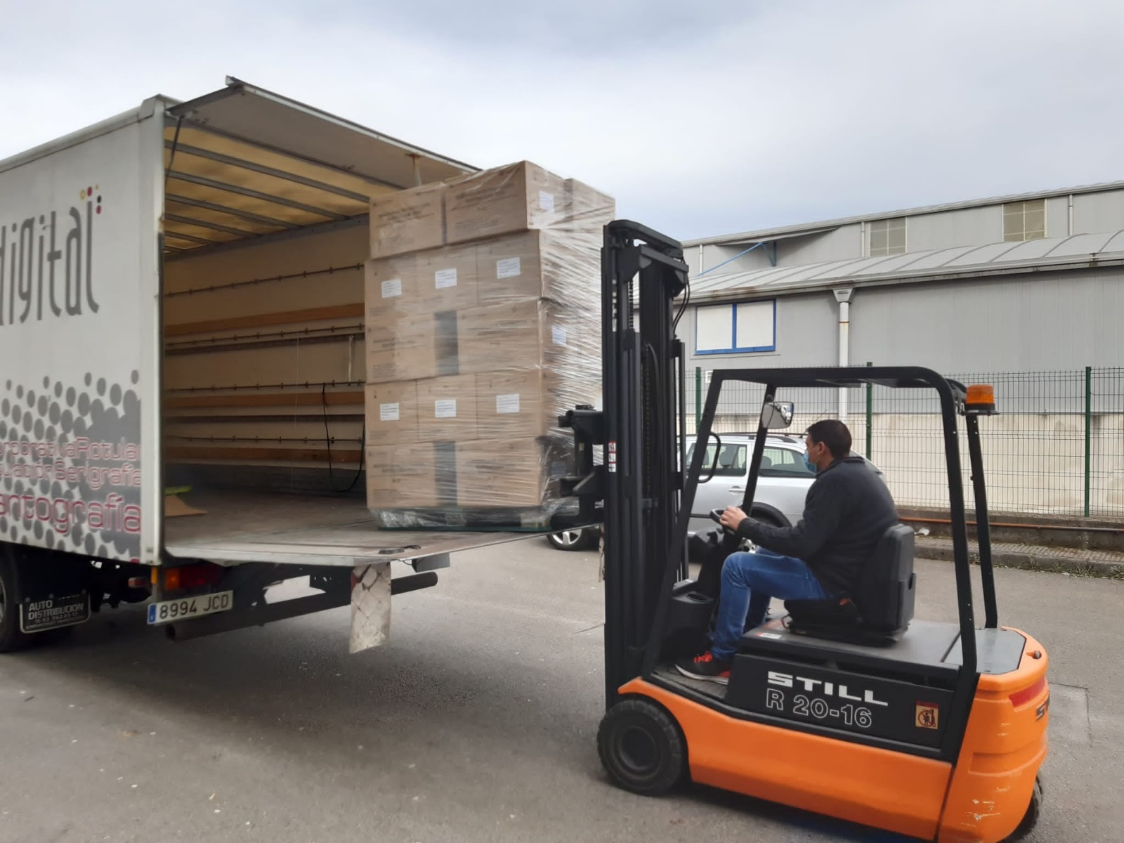 Los centros educativos de Elda empiezan a recibir las mascarillas FFP2 que la Generalitat ha adquirido para el profesorado y personal no docente