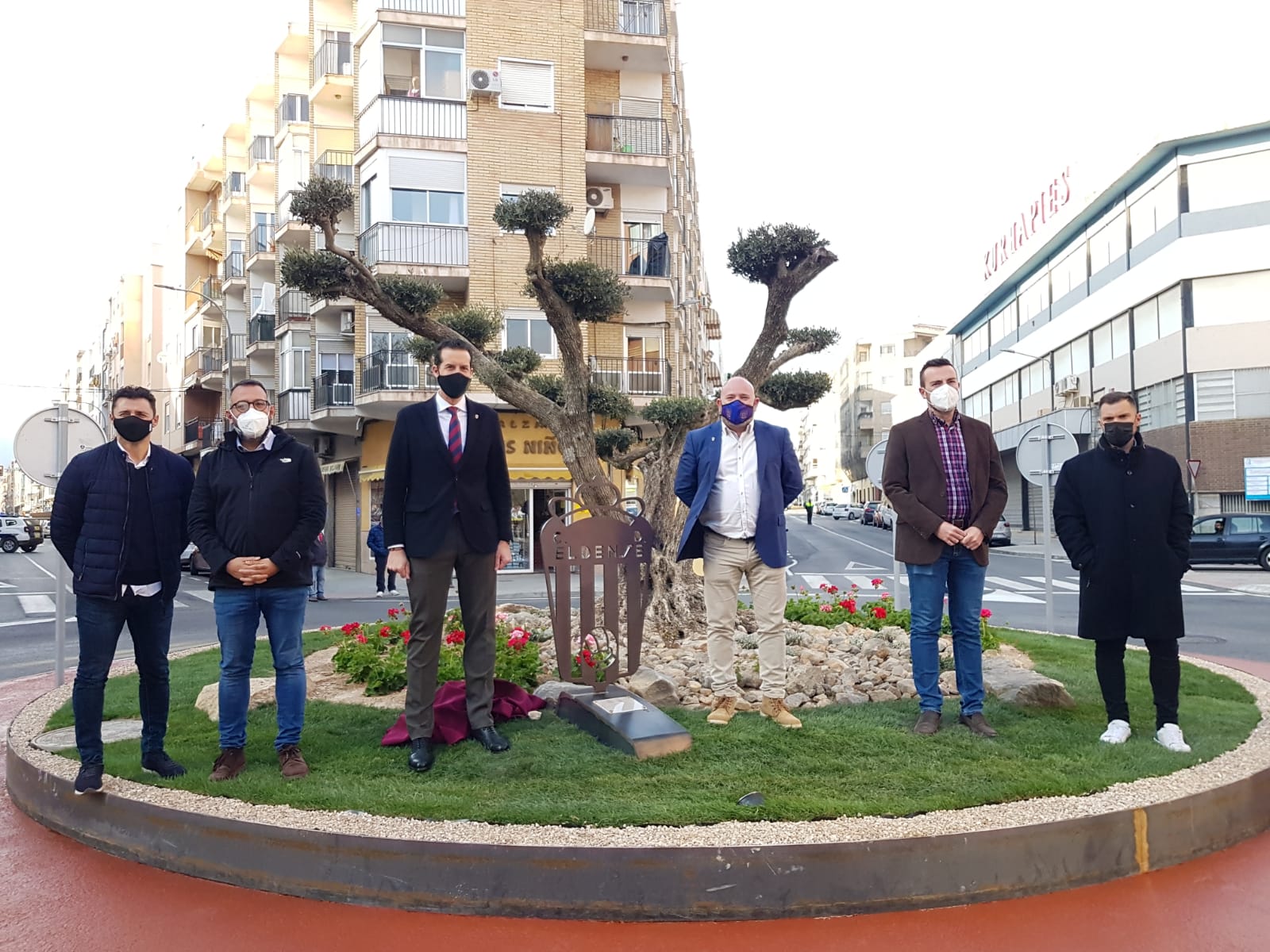 El Ayuntamiento de Elda inaugura la rotonda de la calle La Cruz en honor al Deportivo Eldense