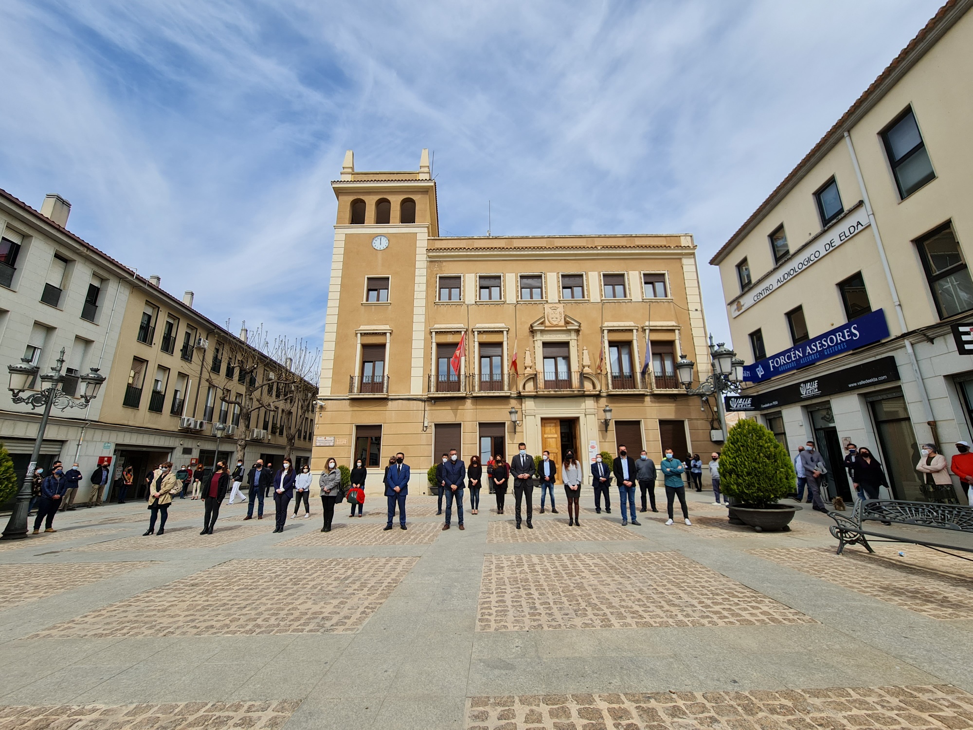 La ciudad de Elda guarda tres minutos de silencio en memoria del centenar de vecinos y vecinas que han fallecido por el Covid-19