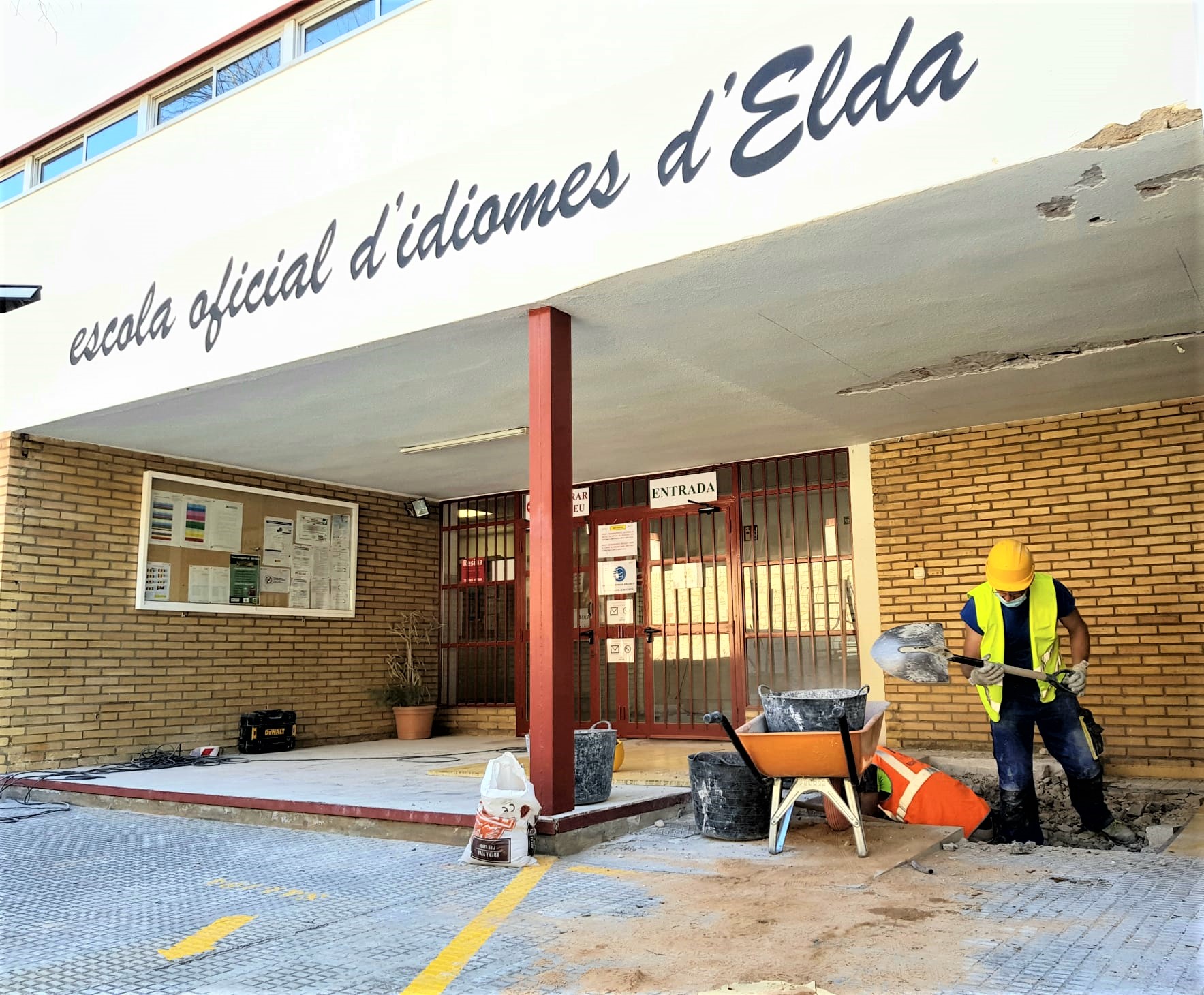 Comienzan las obras de remodelación y mejora de las instalaciones de la Escuela Oficial de Idiomas de Elda incluidas en el Plan Edificant