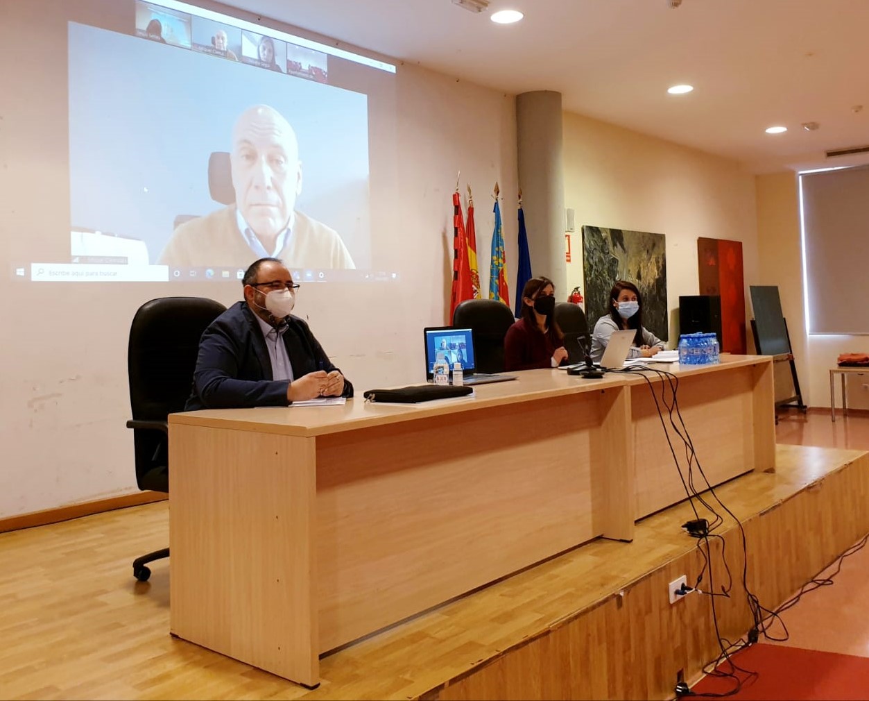 El Ayuntamiento de Elda y la Generalitat se reúnen con autónomos, pymes y empresas de artesanía eldenses para explicarles la tramitación de las ayudas directas