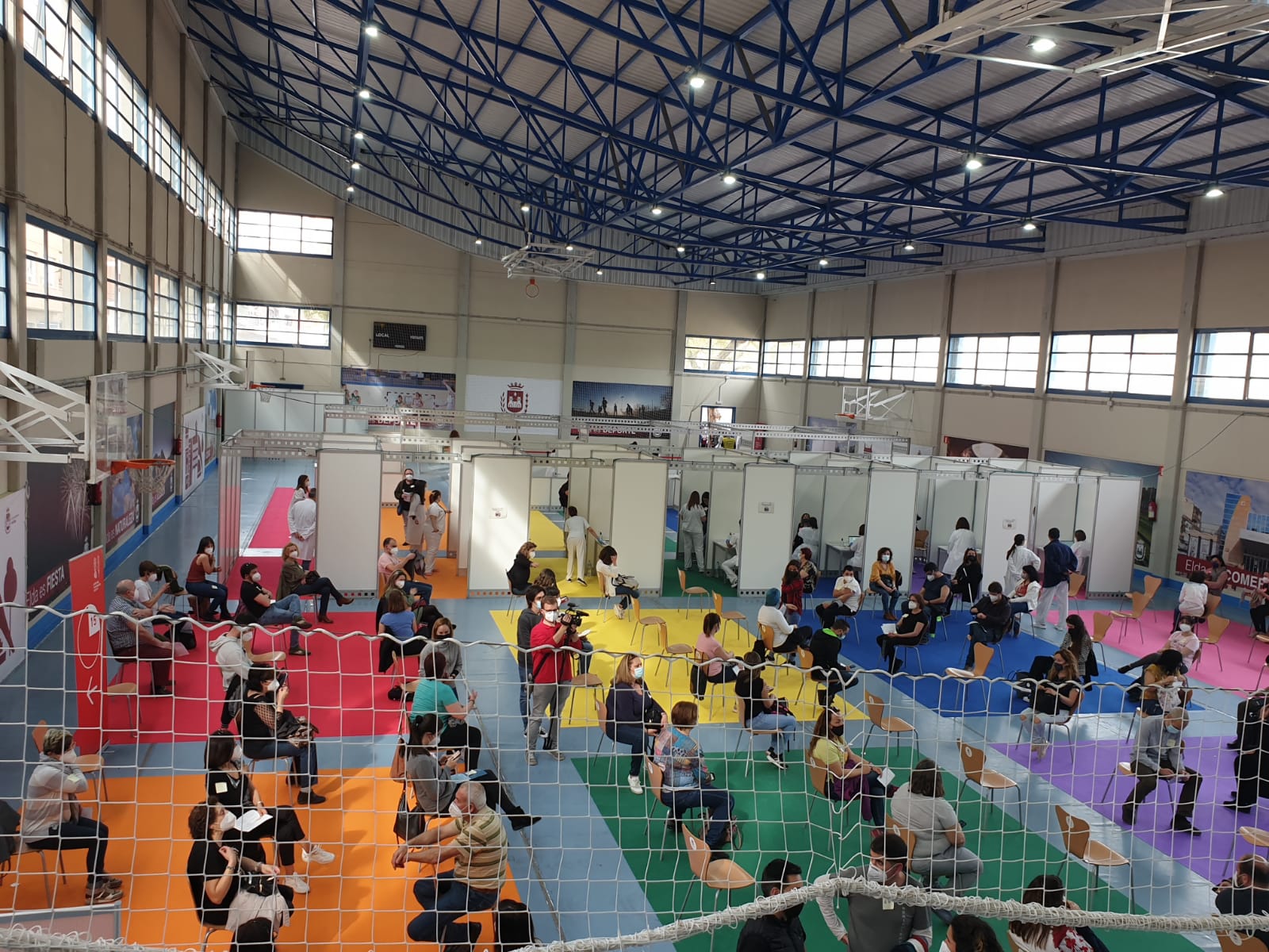 La vacunación masiva de los docentes de toda la comarca comienza en el punto habilitado por el Ayuntamiento de Elda en las instalaciones del Pabellón Azul