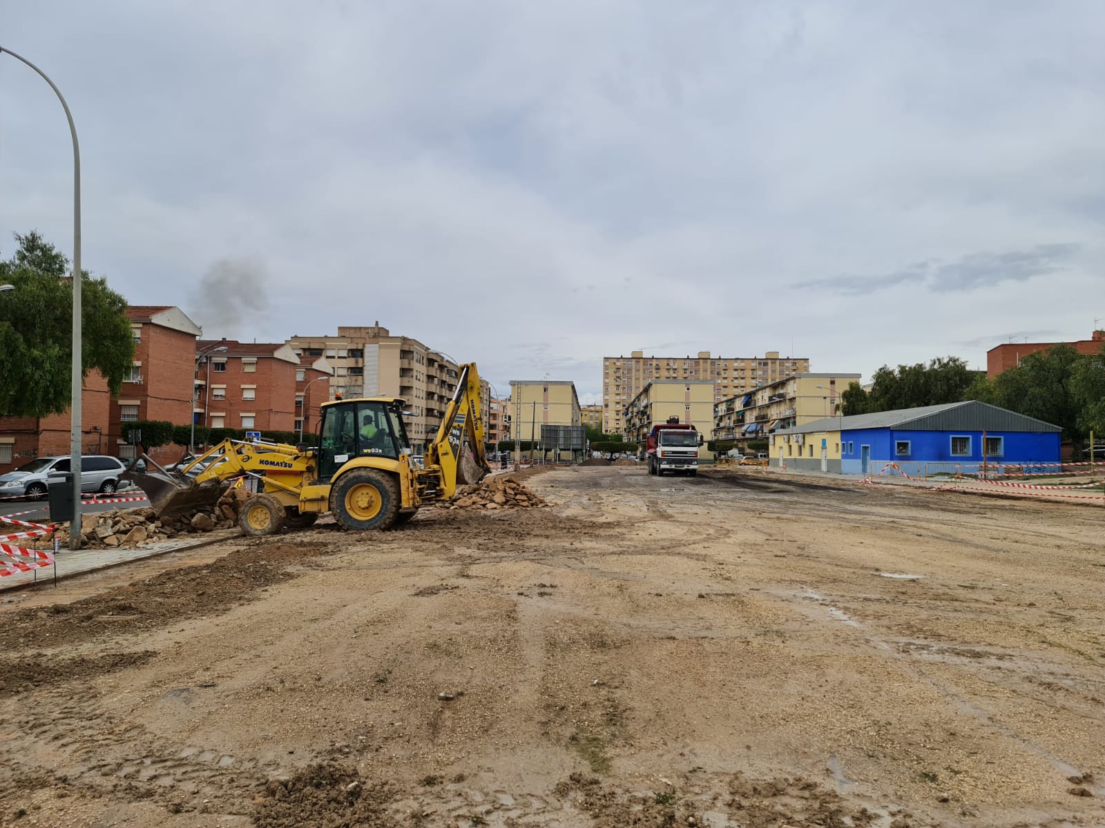 El Ayuntamiento de Elda remodela el parking del Polígono Almafrá para crear cien plazas de aparcamiento próximas al mercadillo de San Francisco de Sales y el colegio Nuevo Almafrá