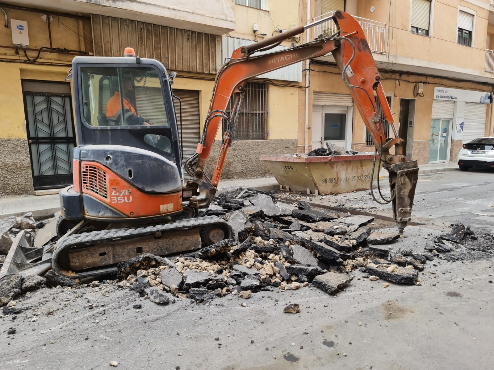 El Ayuntamiento de Elda inicia las obras de reparación del saneamiento y el pavimento de la calle Rey San Fernando