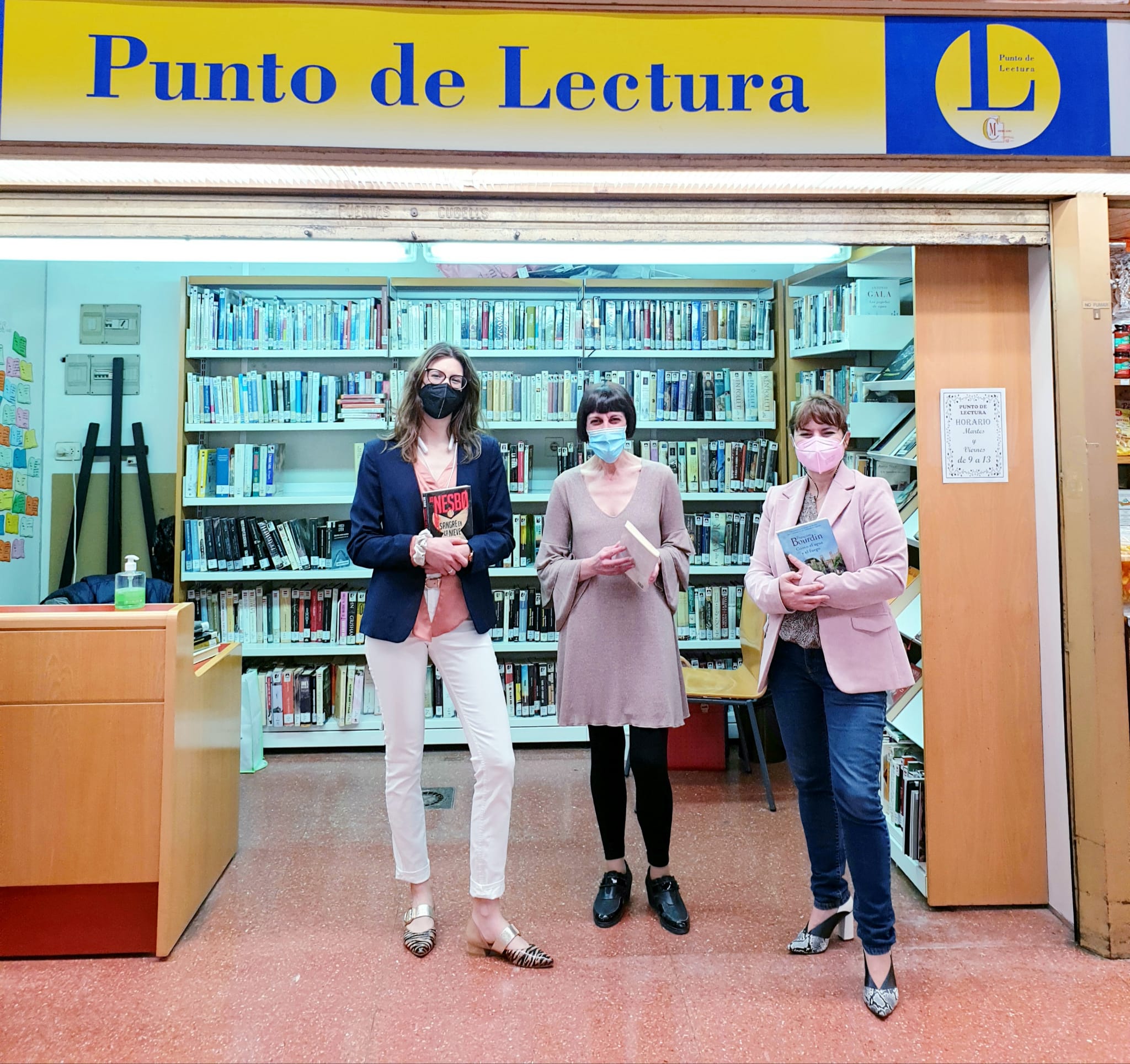 El Punto de Lectura del Mercado Central de Elda regala marcapáginas a sus usuarios y usuarias para conmemorar el Día Internacional del Libro