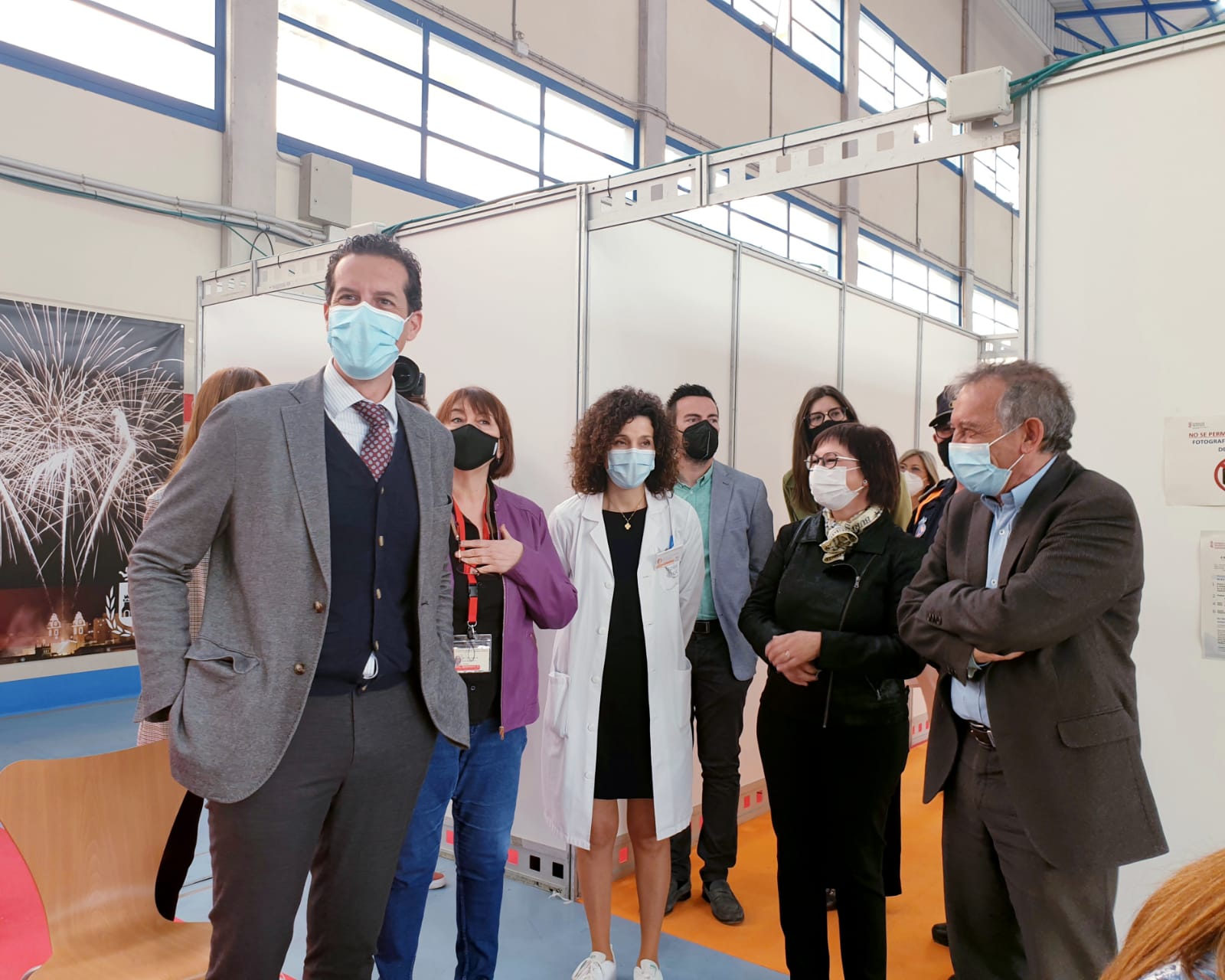 Sanidad completa la vacunación de más de 5.000 docentes en el Pabellón Azul de Elda y la próxima semana comenzará a inmunizar a las personas nacidas en los años 1956 y 1957