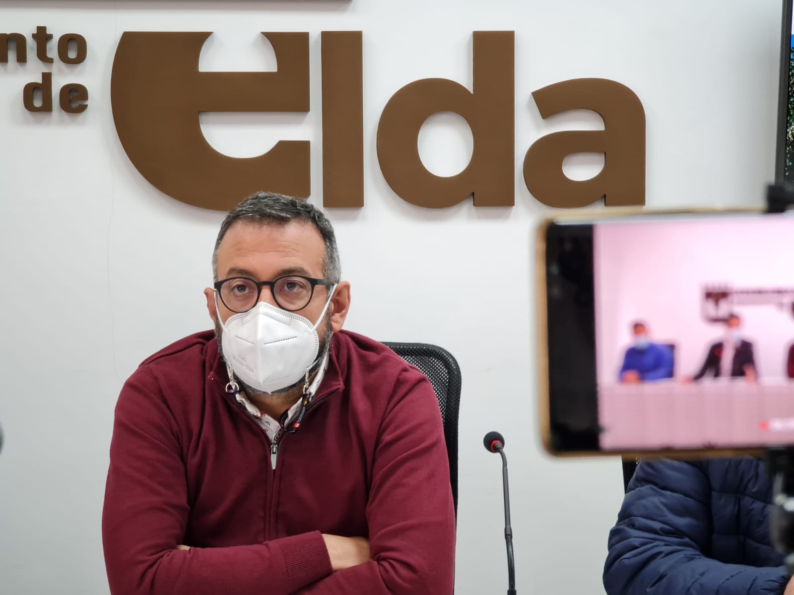 El Ayuntamiento de Elda avanza en el proceso de renovación de la imagen de la ciudad con el cambio de la señalética y el mobiliario urbano.