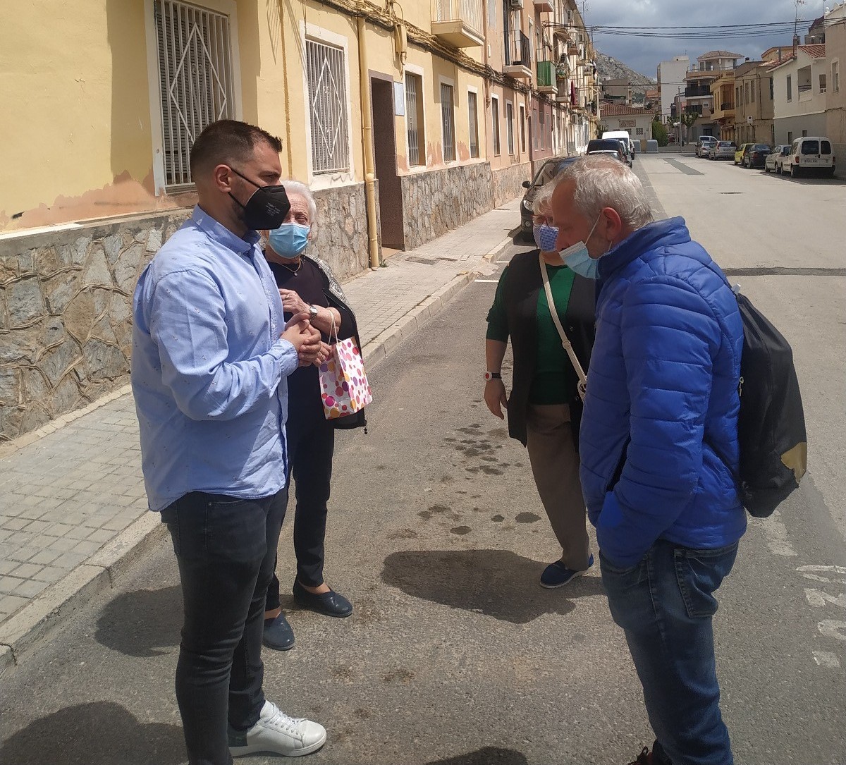 El Ayuntamiento de Elda se reúne con los vecinos y vecinas de Virgen de la Cabeza para darles a conocer los proyectos y actuaciones que permitirán revitalizar el barrio