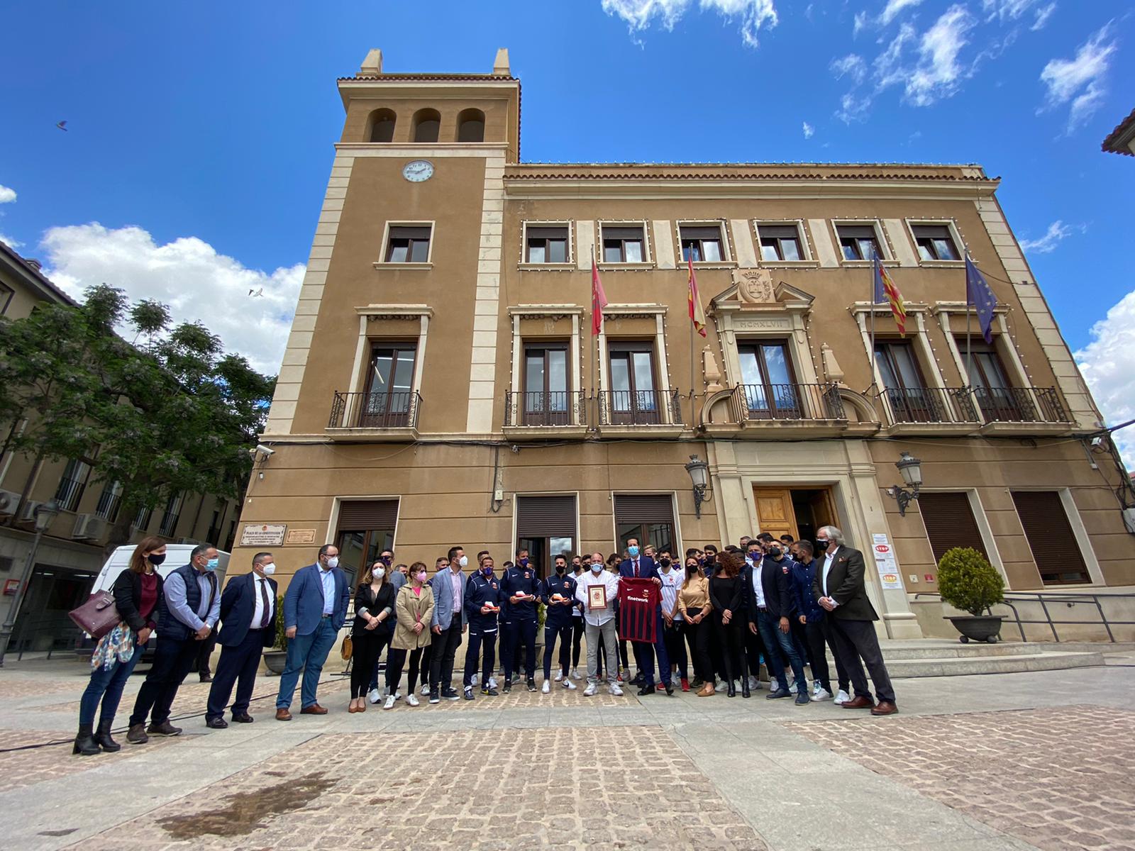 La Corporación Municipal recibe en la Plaza del Ayuntamiento a jugadores, técnicos y directivos del Deportivo Eldense para felicitarles por el ascenso de categoría