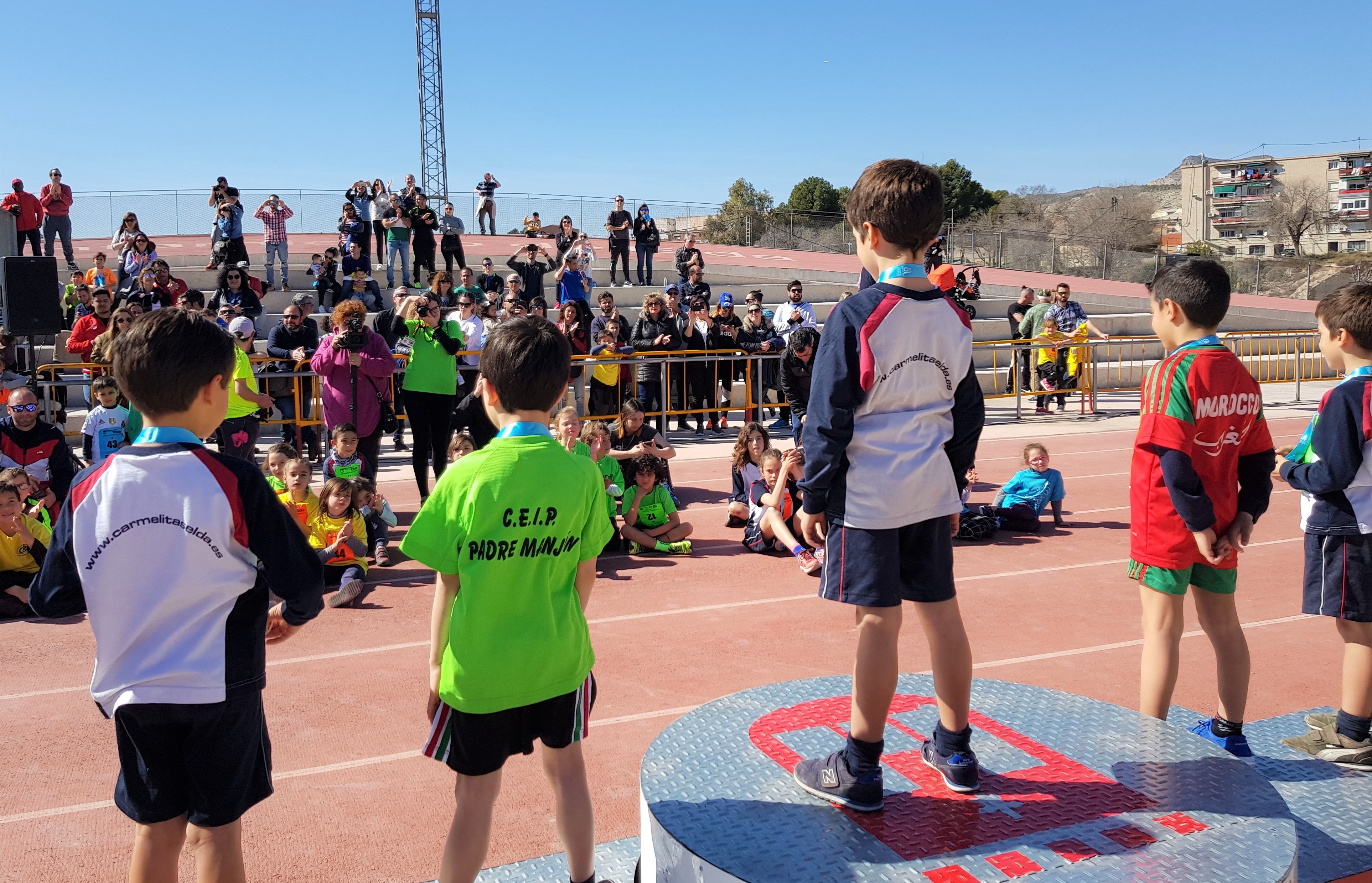 Más de 250 niños y niñas de Elda participan por primera vez en una actividad de iniciación al atletismo prebenjamín