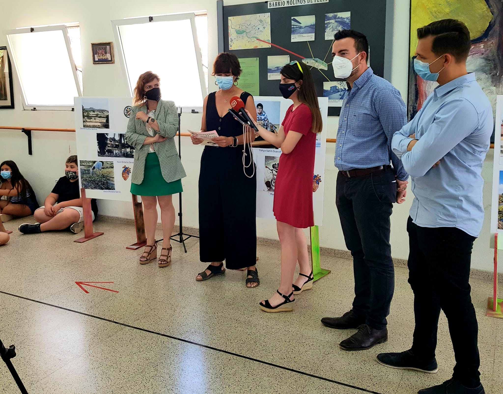 Los alumnos y alumnas del CP Miguel Servet que ha participado en el I Concurso de Fotografía organizado por el centro reciben sus premios