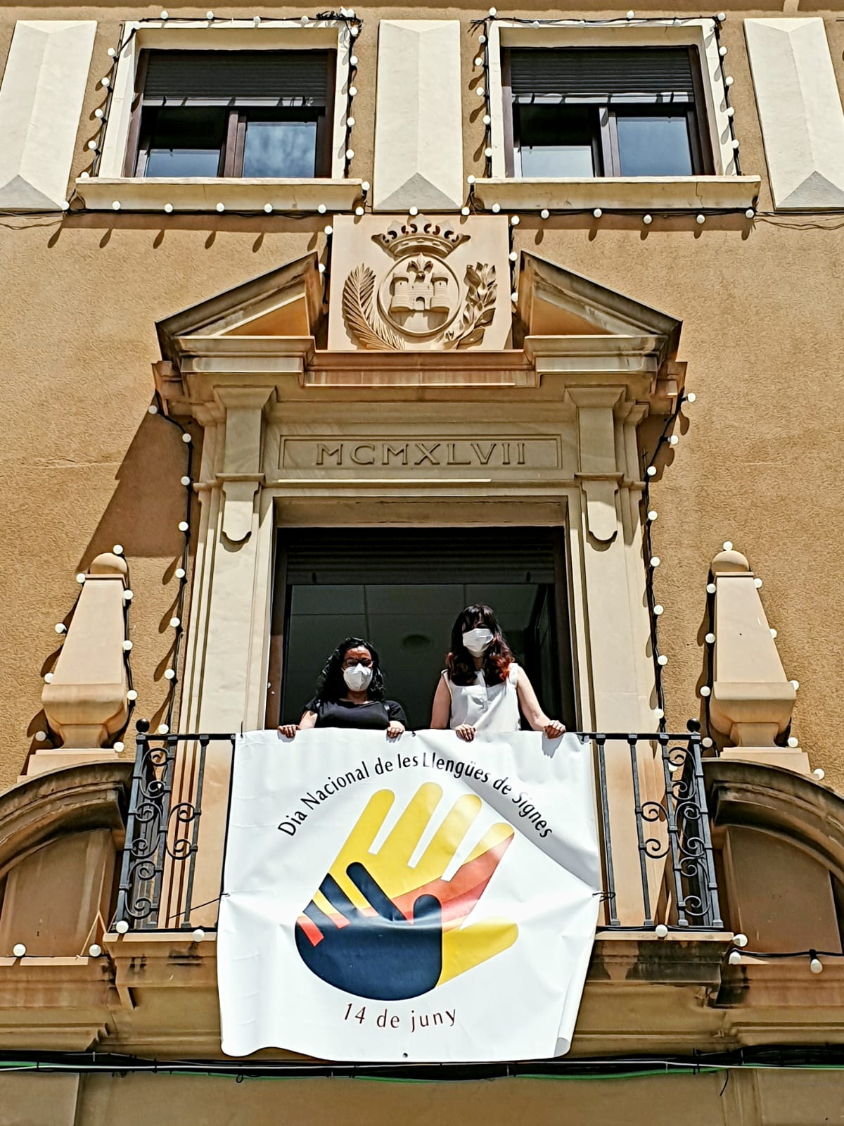 Elda se suma a la celebración del Día Nacional de la Lengua de Signos con la colocación de una pancarta conmemorativa y la lectura de un manifiesto