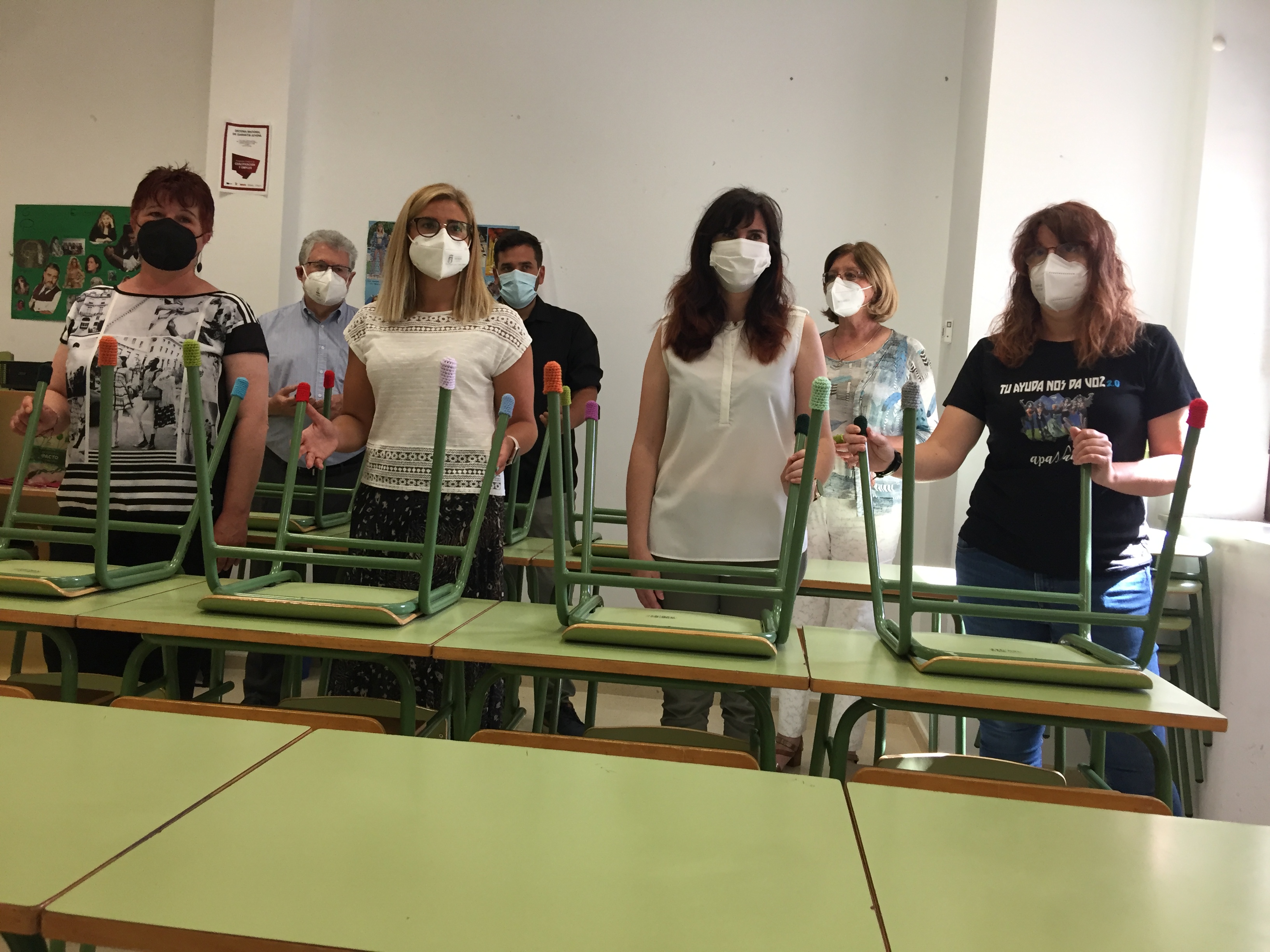 Las aulas de Elda y Petrer serán menos ruidosas con botas de lana realizadas por voluntarios de Apanah para colocarlas en las patas de mesas y sillas