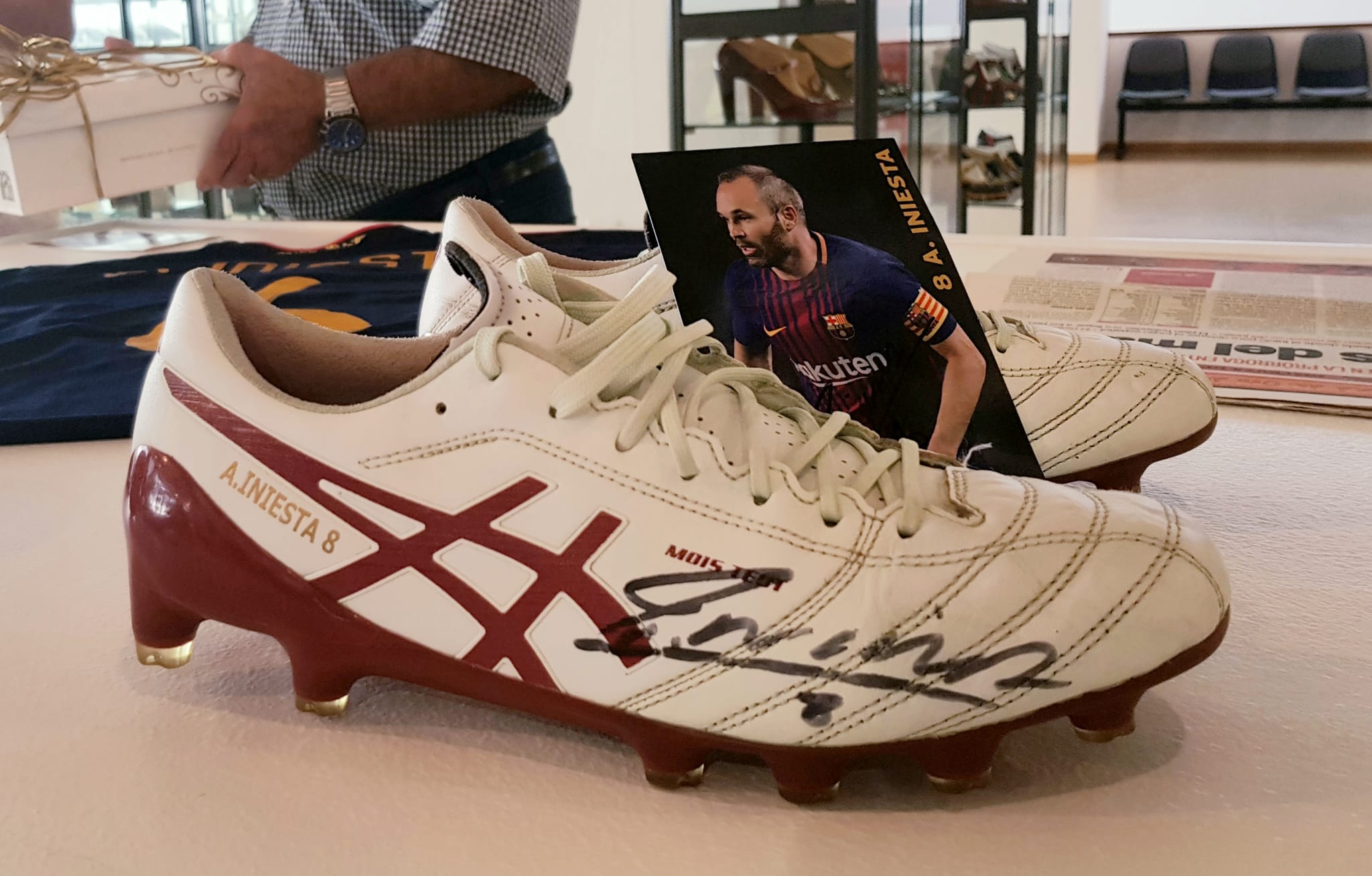 El Museo del Calzado de Elda ya cuenta con las botas de fútbol de Andrés Iniesta dentro de su colección de ‘Zapato con Historia’