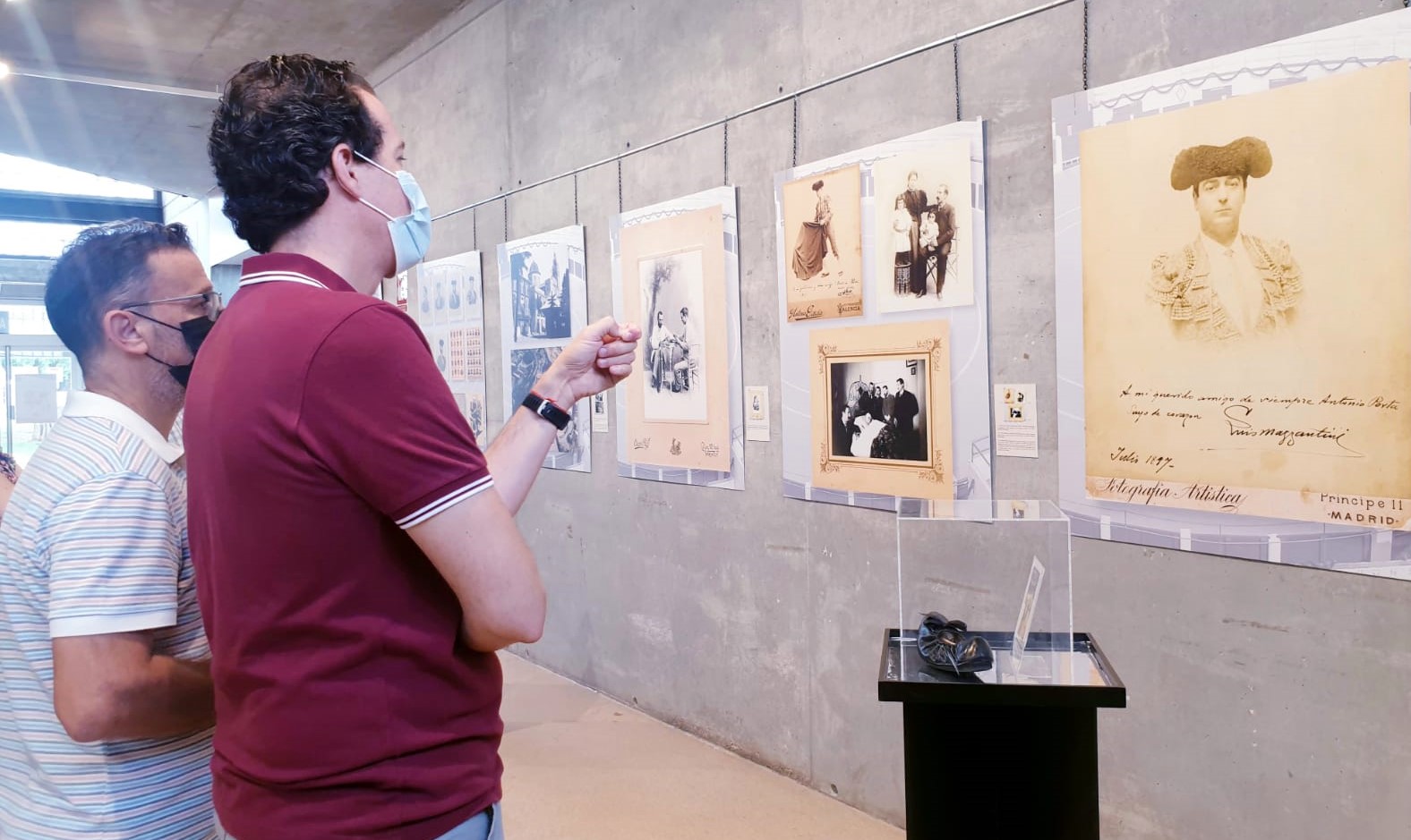 El Museo del Calzado acoge una muestra fotográfica que realiza un recorrido por los 75 años de historia de la Plaza de Toros de Elda