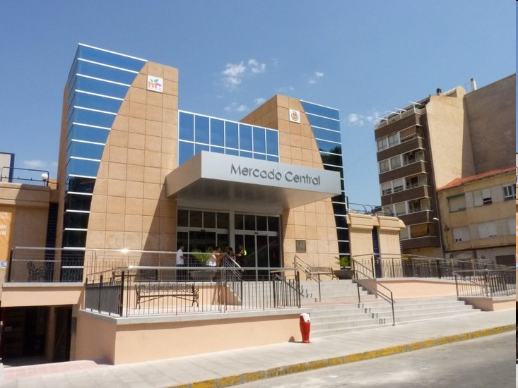 El Ayuntamiento de Elda realiza diferentes mejoras y trabajos de mantenimiento en los dos Mercados Municipales