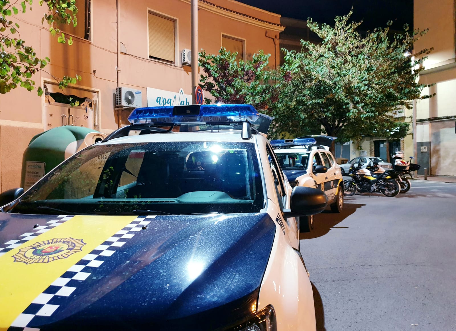 Las Policías Locales de Elda y de Petrer y la Policía Nacional coordinarán a sus efectivos para evitar la celebración de botellones