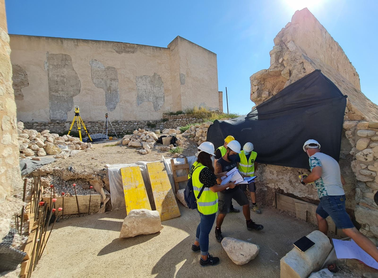 El Ayuntamiento de Elda avanza en la recuperación del Castillo con los trabajos de reconstrucción de la puerta del antemural