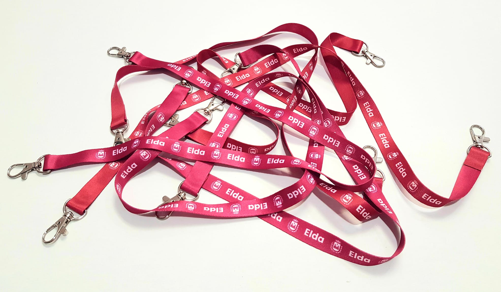 El Ayuntamiento de Elda reparte de manera gratuita 4.000 cuelga mascarillas durante la celebración de las Fiestas Mayores