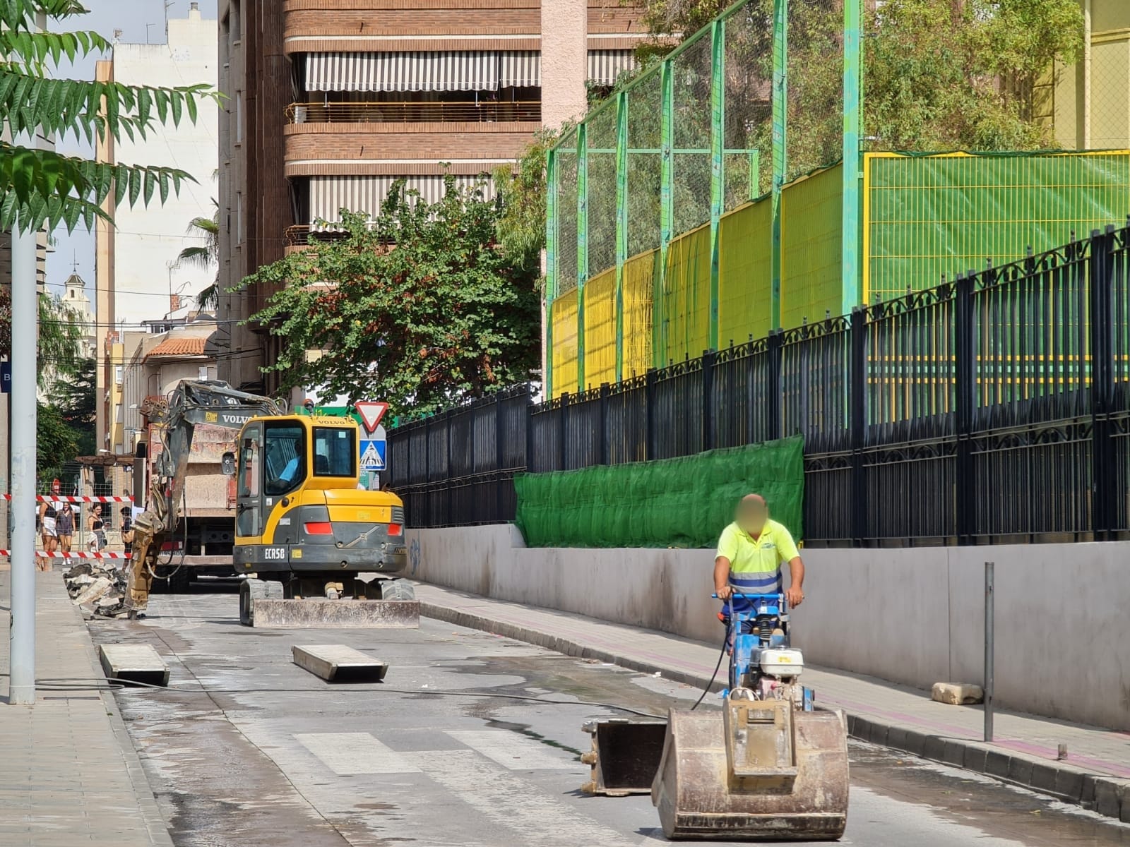 El Ayuntamiento de Elda comienza las obras de remodelación y asfaltado de la calle Miguel de Cervantes para mejorar los accesos al Colegio Público Padre Manjón
