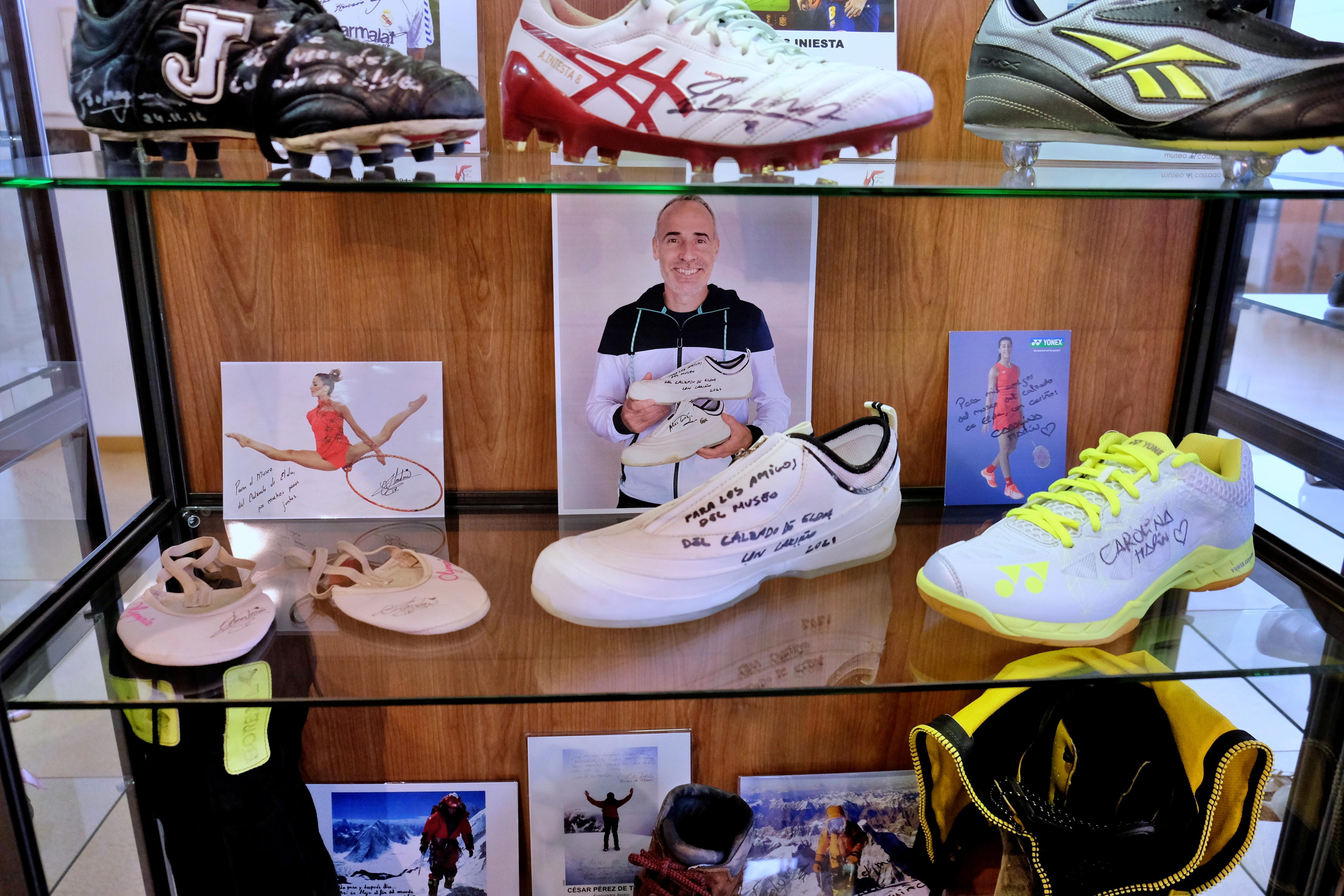 El Museo del Calzado amplía su colección ‘Zapatos con Historia’ con las zapatillas de Carolina Marín, Àlex Corretja y Almudena Cid